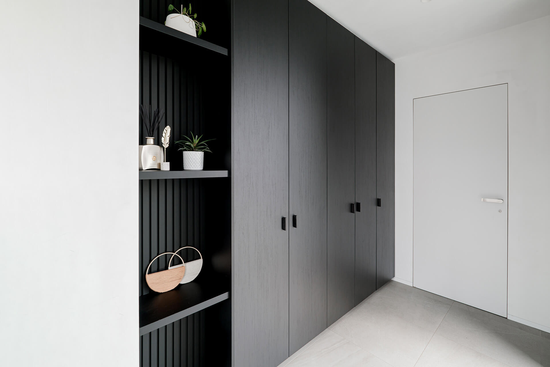 Une armoire sur mesure associée à des panneaux muraux acoustiques de couleur assortie.