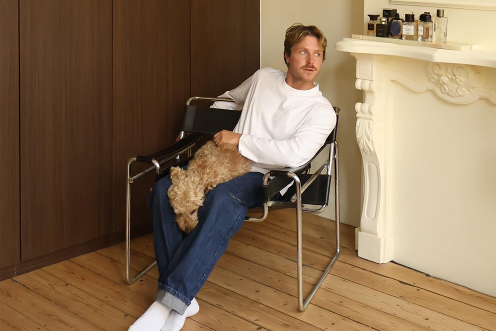 Ruben devant son armoire sur mesure en Coco Brown Oak