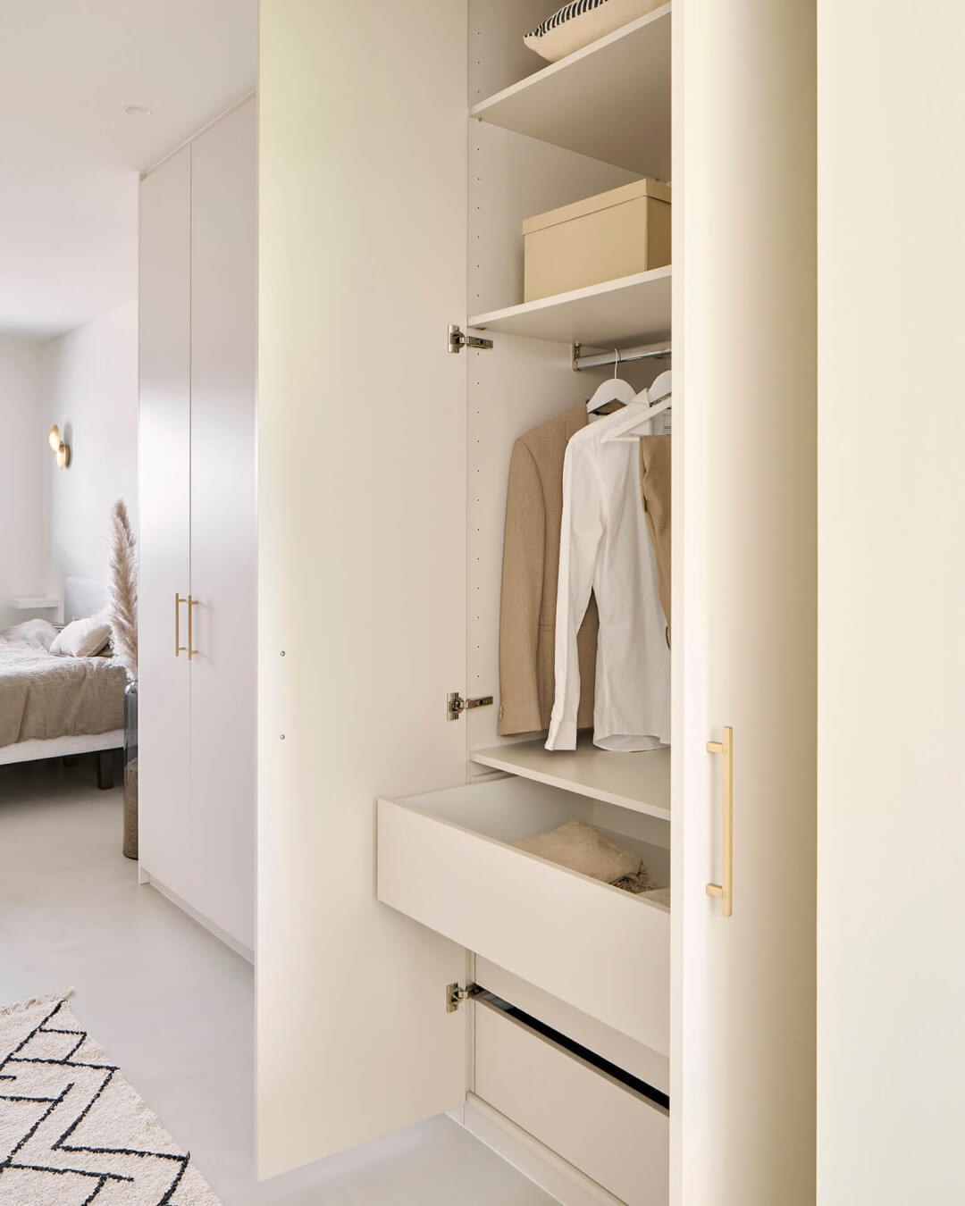 Wardrobe in Seashell colour with Diamond handles in brass