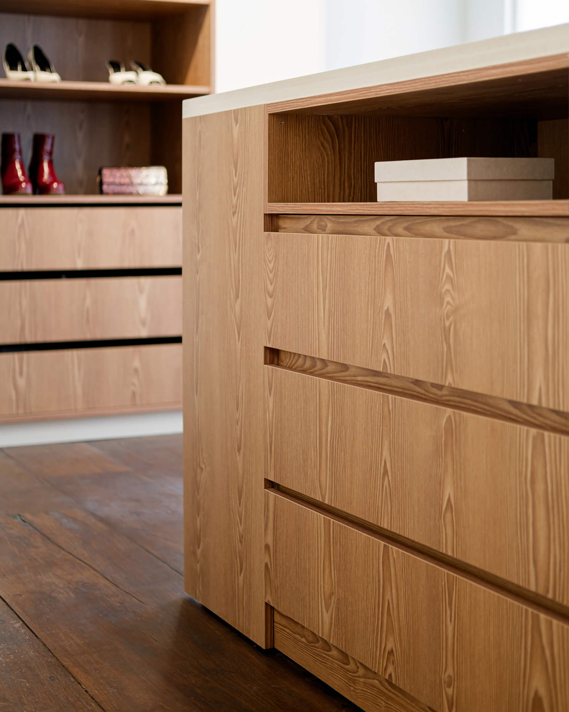 Dressing eiland met lades in een inloopdressing in Sunlit Brown