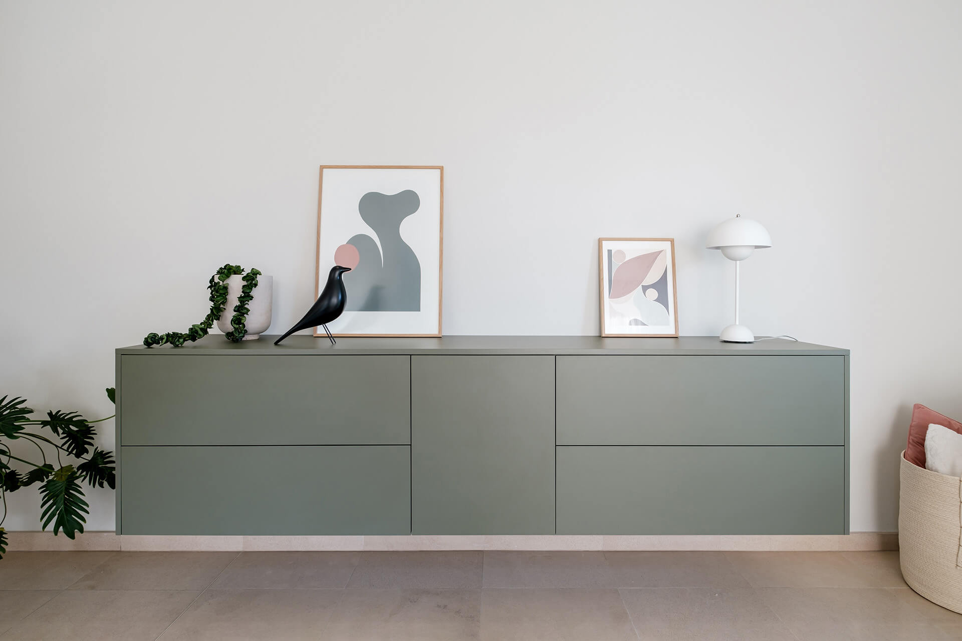 Made-to-measure floating chest in Green Shadow and push-to-open handles