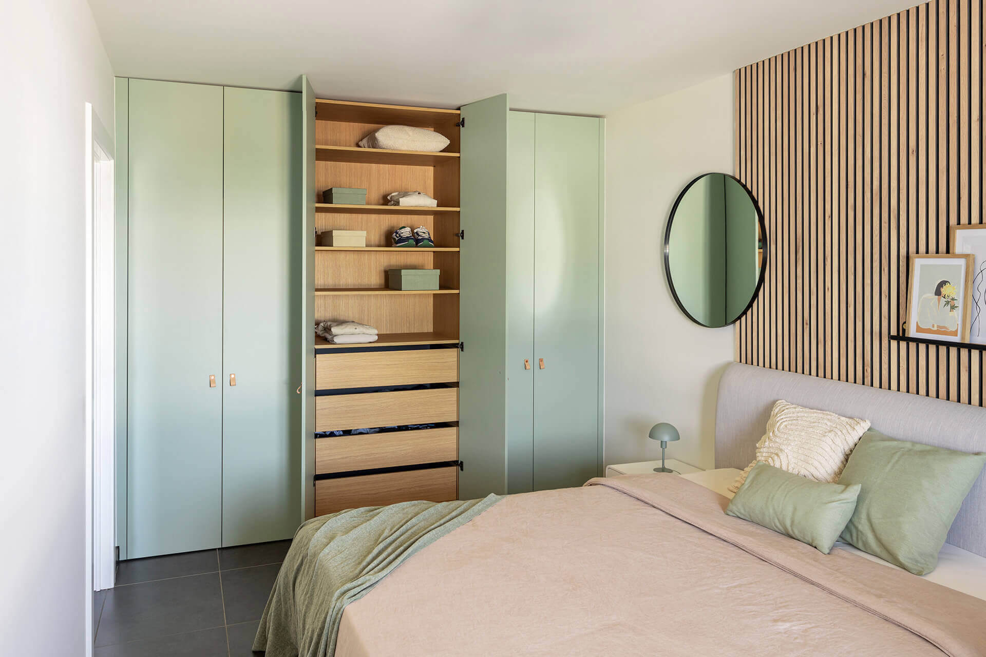 Un dressing sur mesure dans une chambre, associé à un mur d'accent orné de panneaux acoustiques en chêne ivoire.