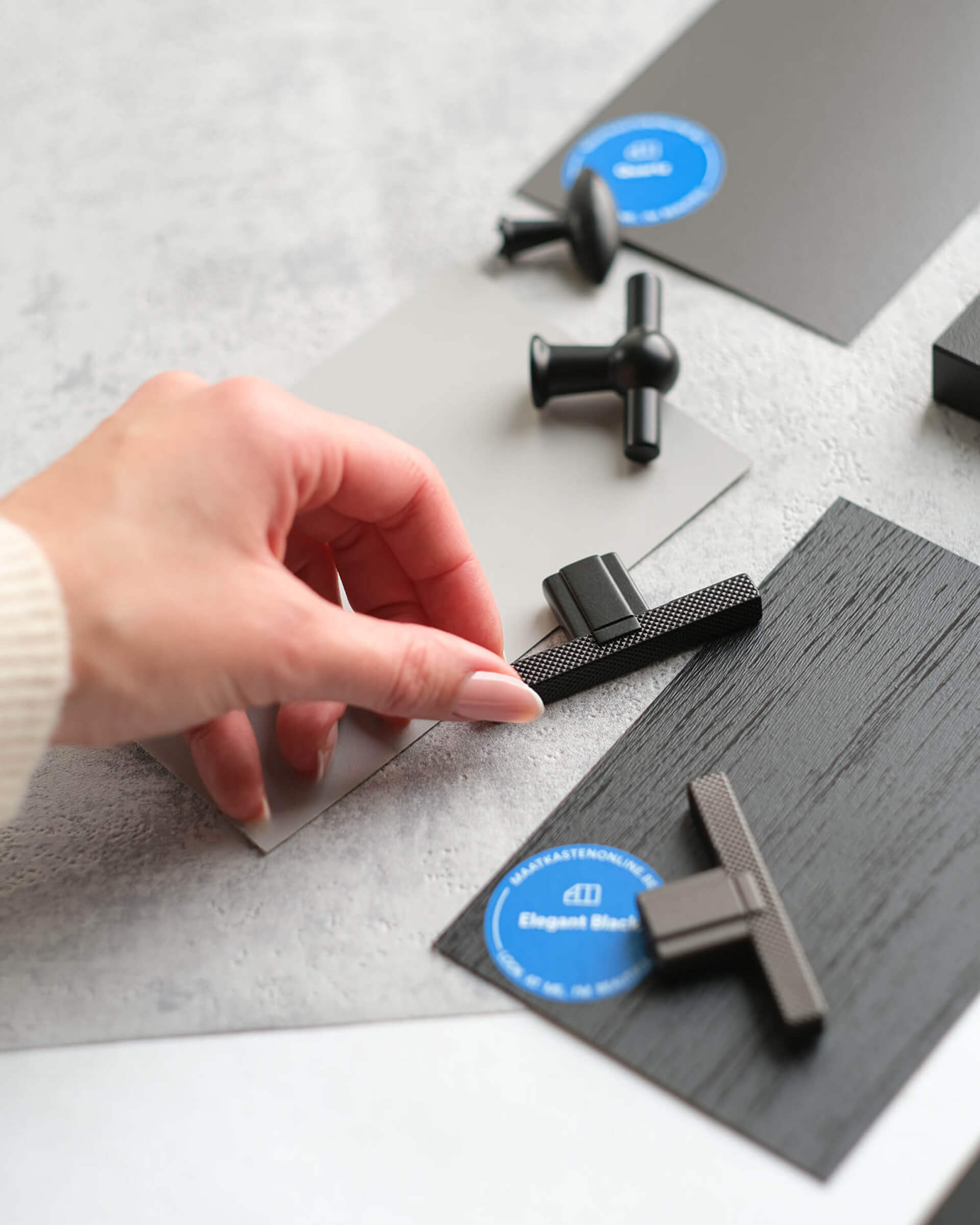 Handles and colour samples for your made-to-measure cupboards