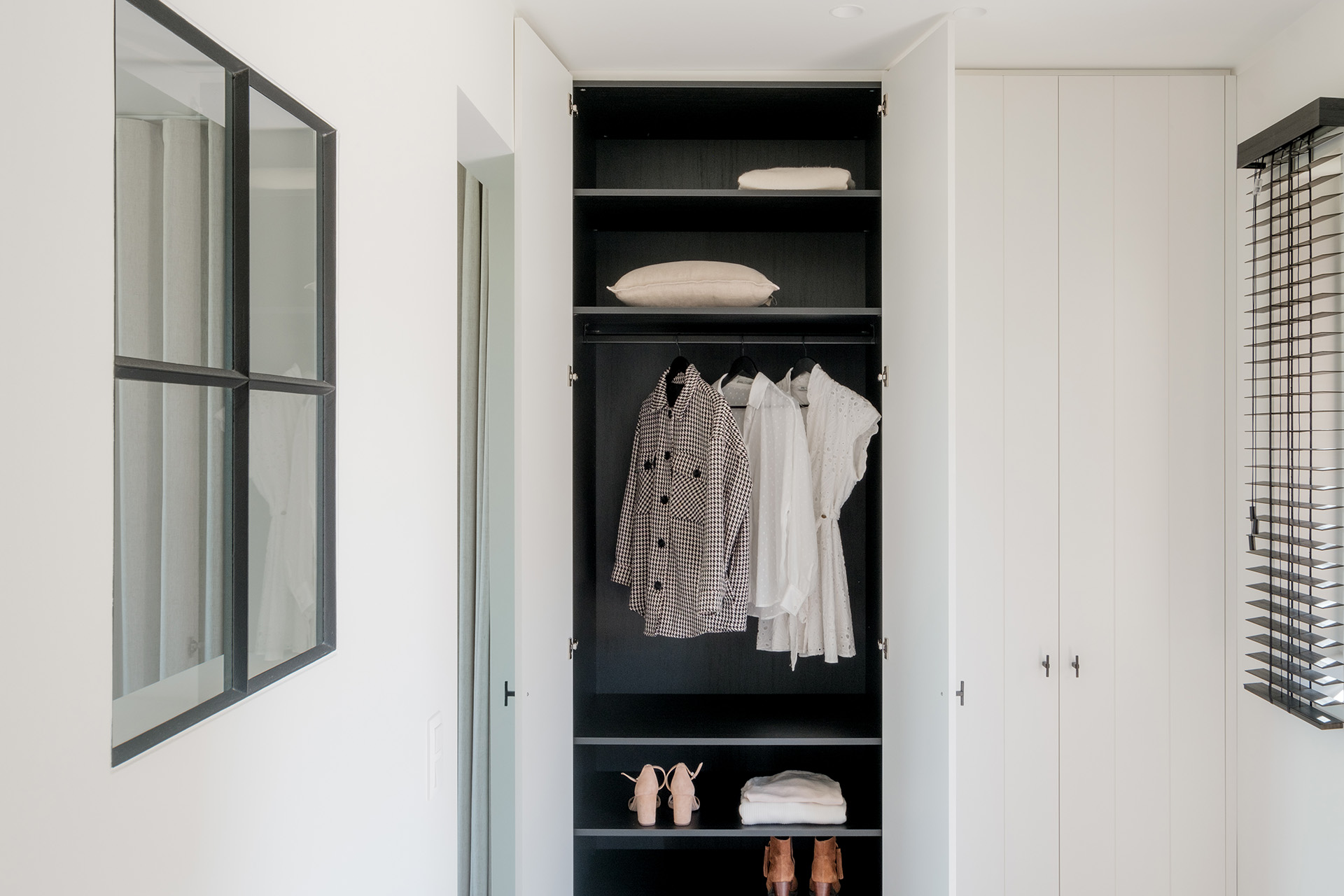 Chic en rustgevend interieur gevuld met maatkasten