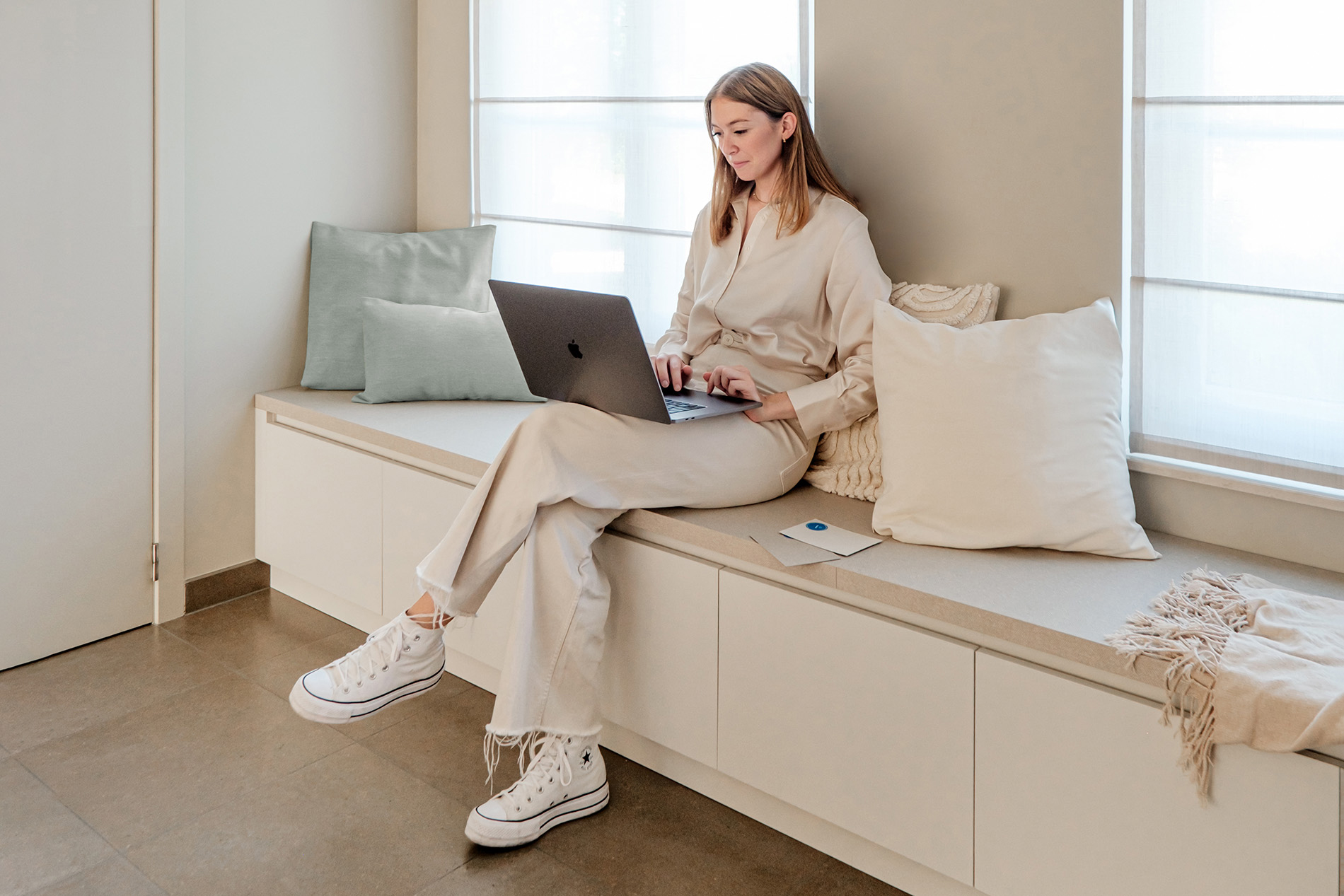 Bench with storage: comfy & efficiently custom-built