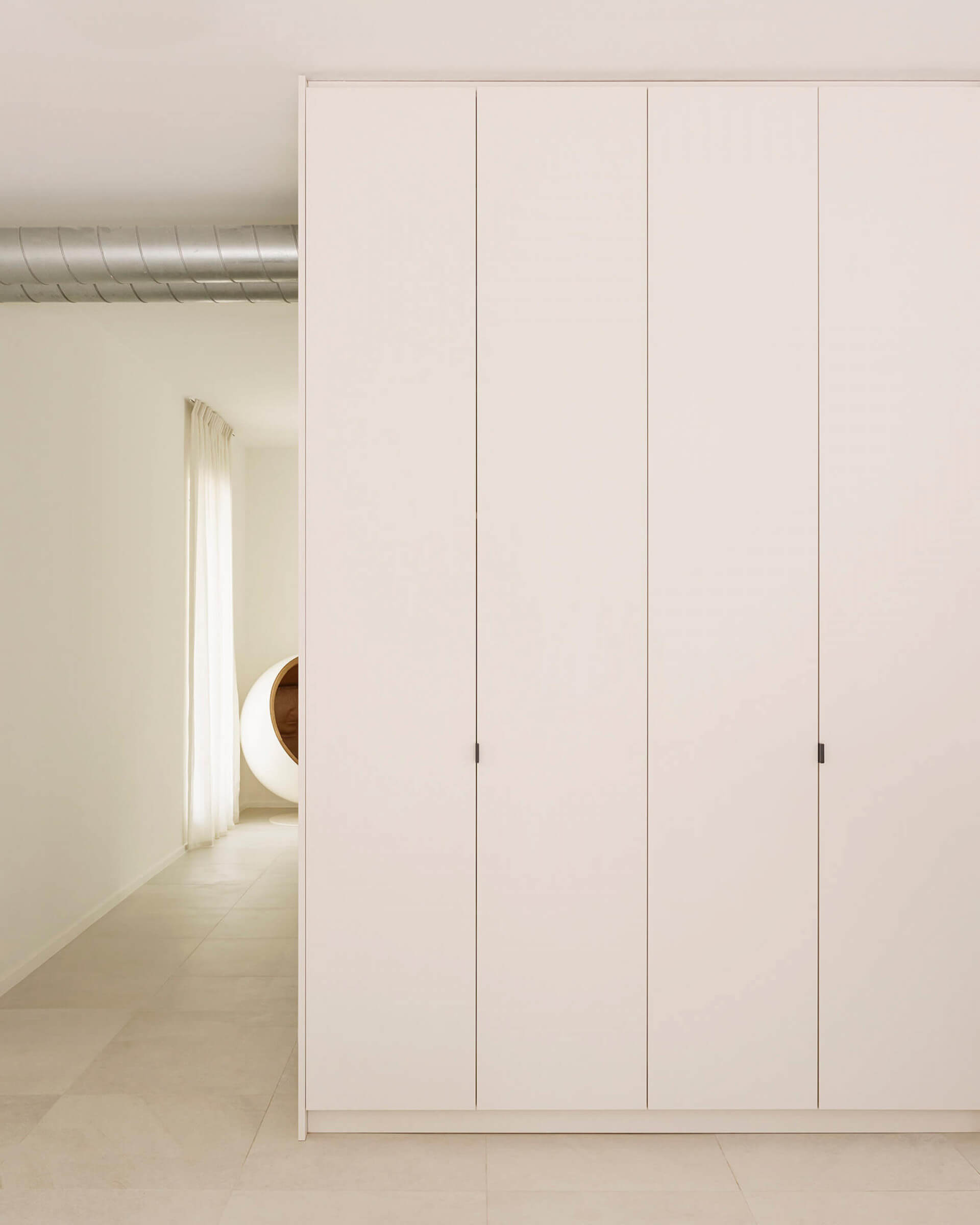 Meuble de rangement sur mesure blanc avec poignées noires, appelé Mini Pure