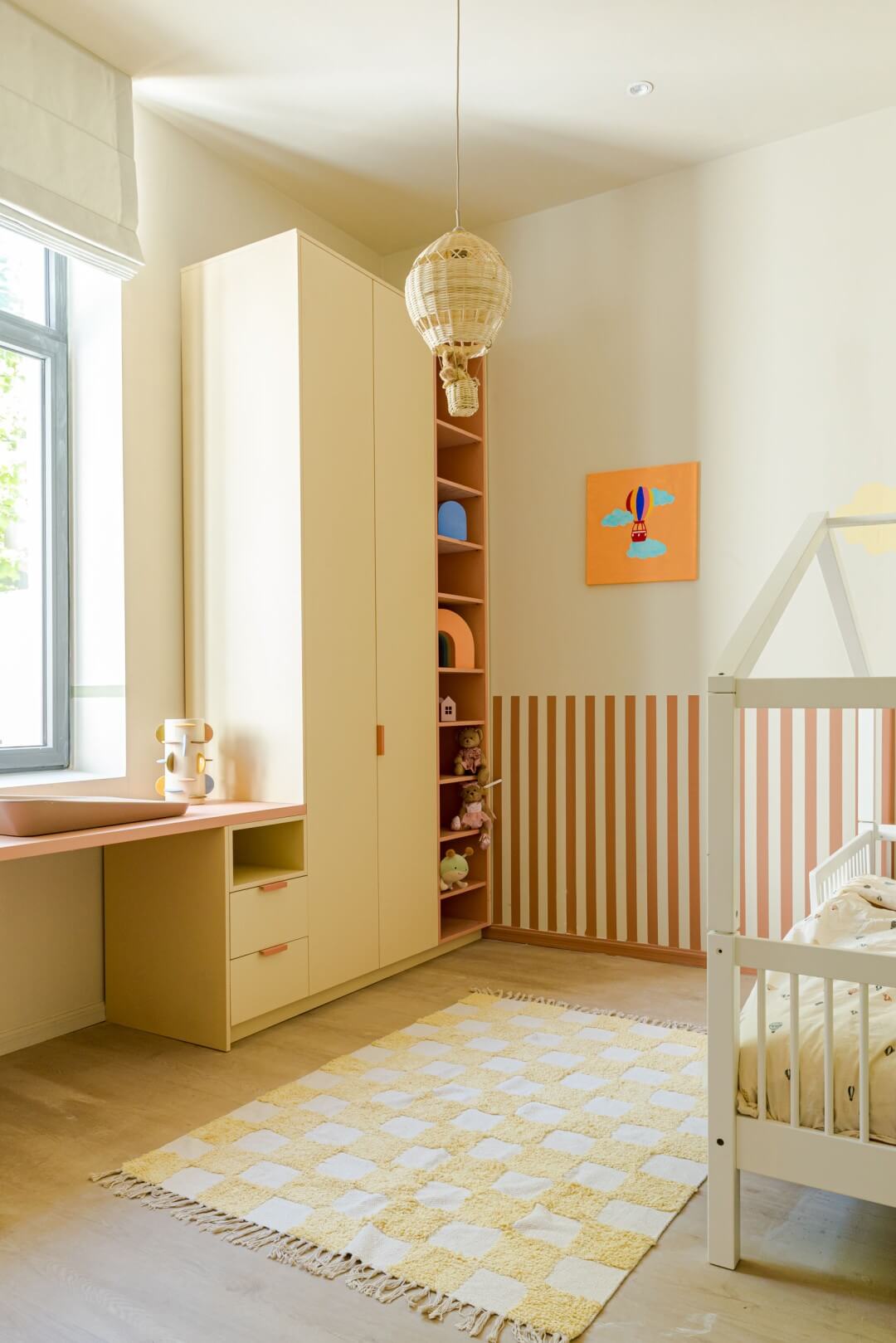 Huis Gemaakt Aalst deelnemers sfeerbeeld met hoge dressing op maat in Sunset en Tonton roze handgrepen met open kast in Dusty Coral in kleurrijke kinderkamer