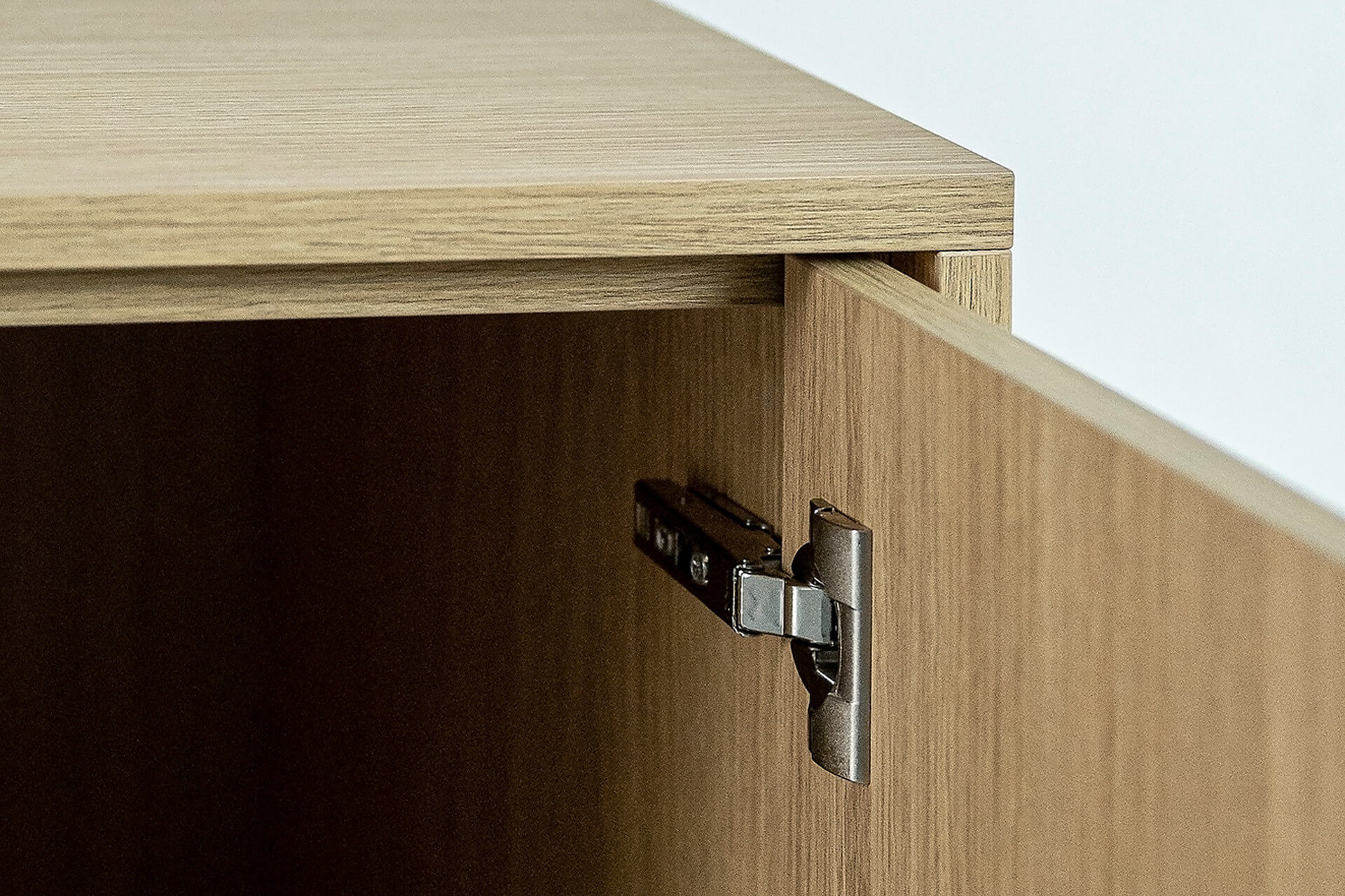 Blum scharnier in een tv meubel op maat in de kleur essential oak naturel, van maatkasten online