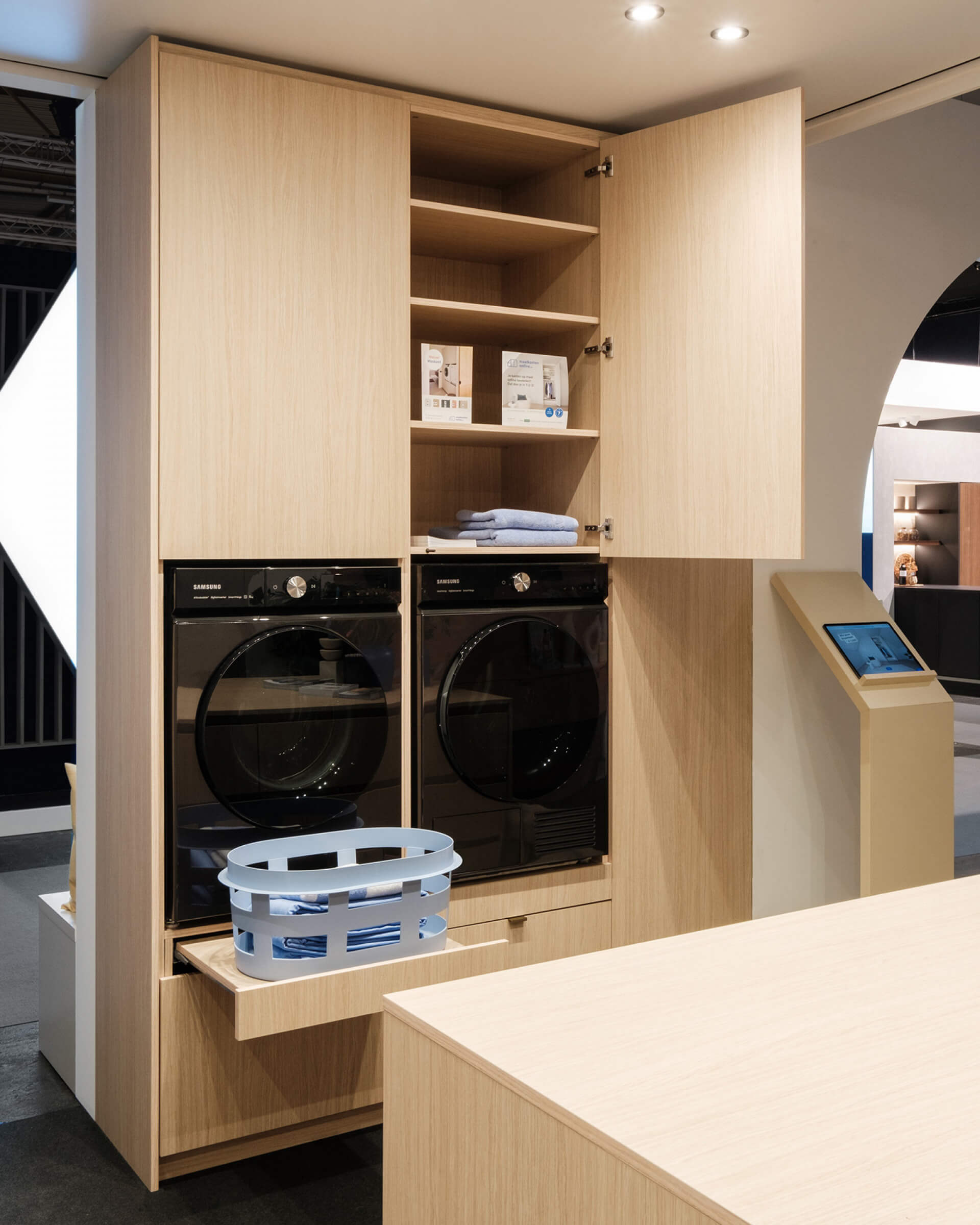 Tailor made laundry closet in oak structure by maatkasten online