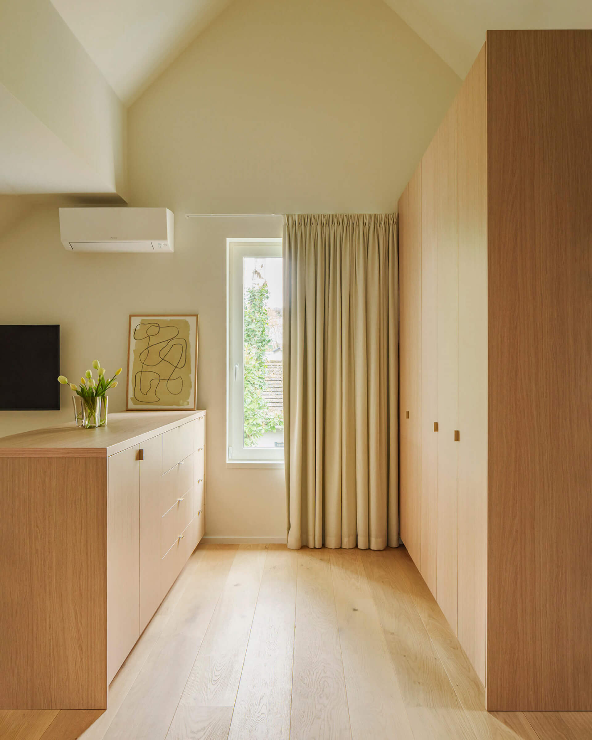 Dressing avec îlot en Atlas Oak et laiton