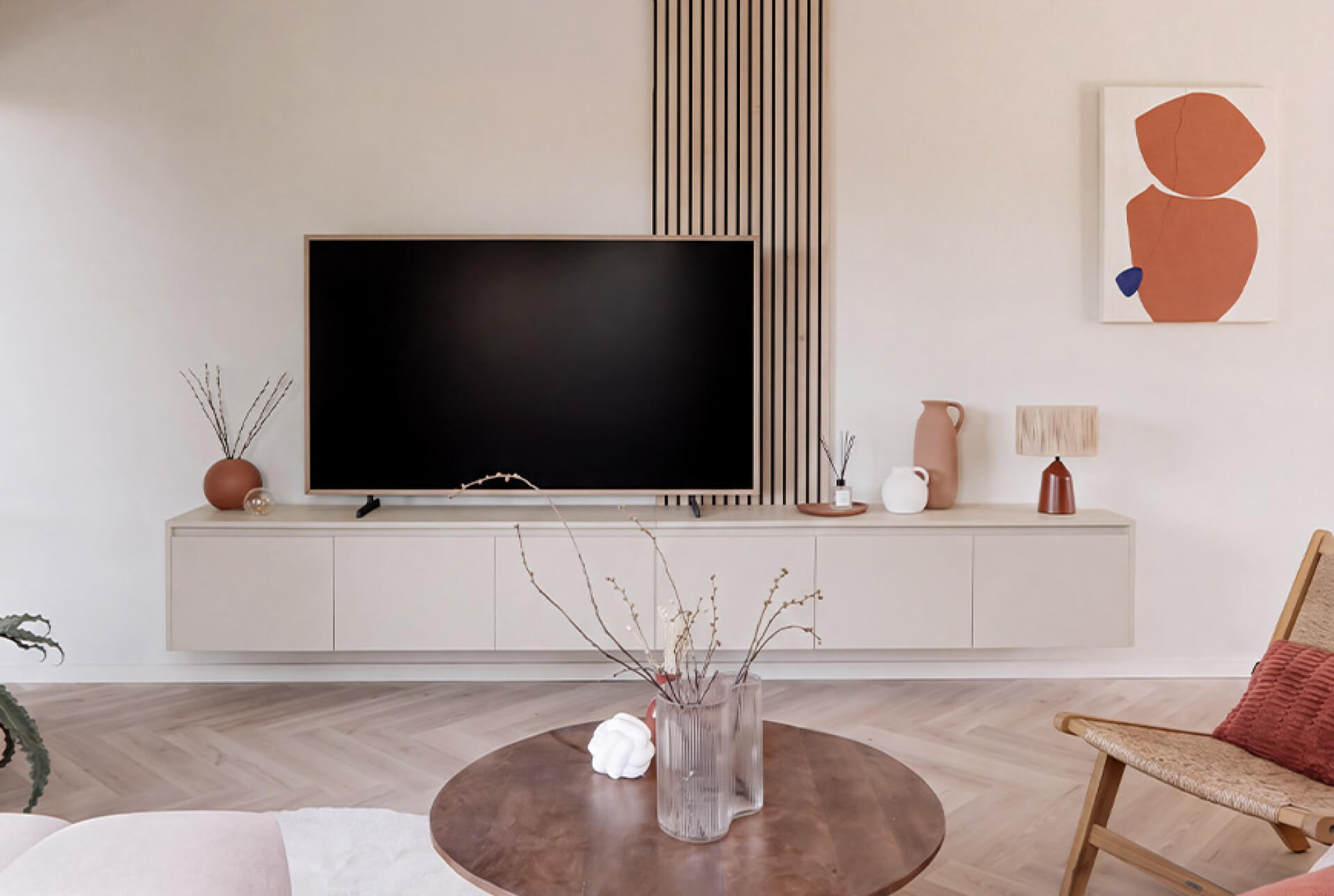 Meuble TV sur mesure gris tortue et panneau mural acoustique chêne ivoire en guise d'élément décoratif derrière le téléviseur.