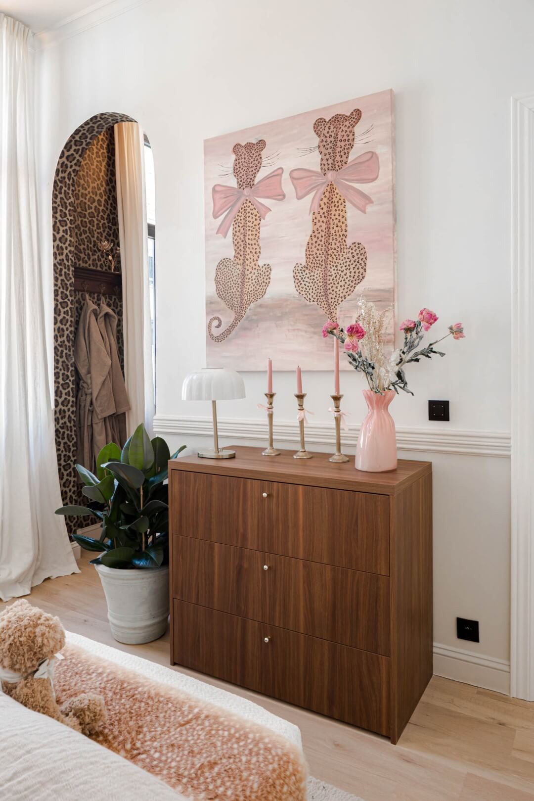 Huis Gemaakt Aalst deelnemers slaapkamer commode op maat in Lorenzo Walnut 