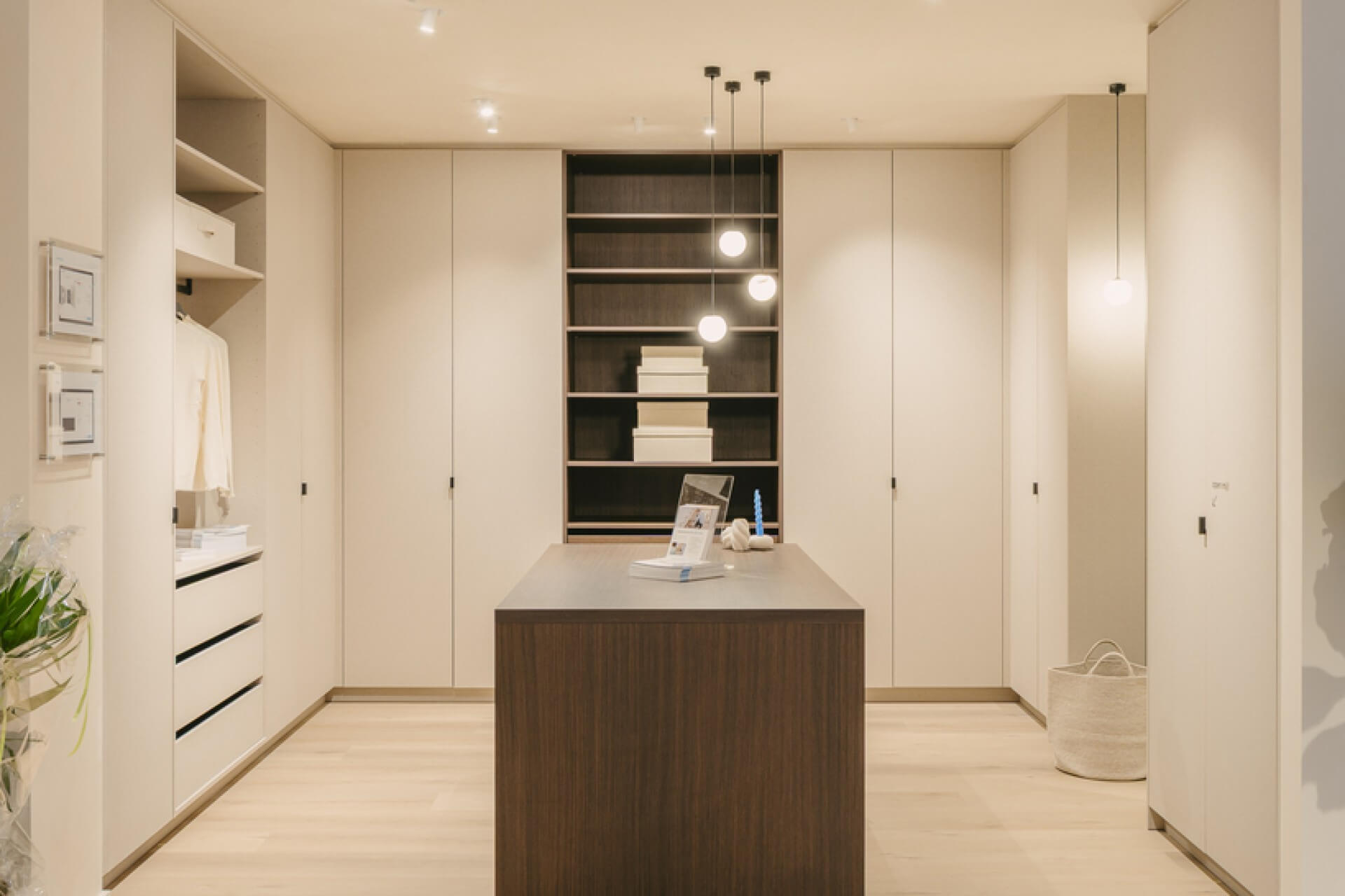 Overzichtsbeeld van dressingkasten bij Maatkasten Online in de showroom in Antwerpen
