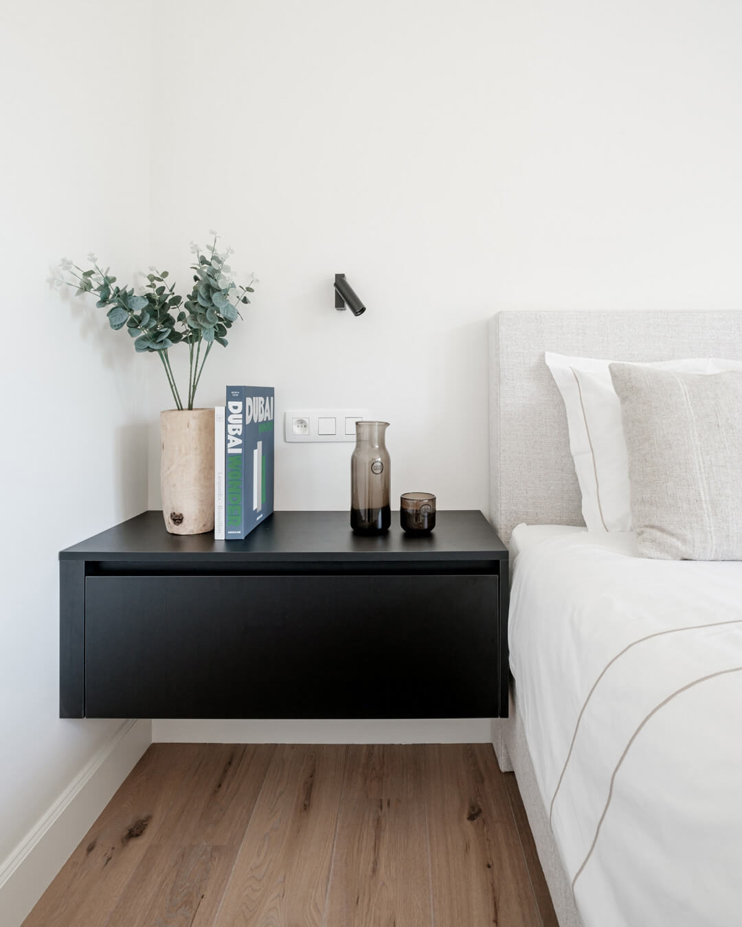 Made-to-measure bedside table from Maatkasten Online, in the colour Elegant Black