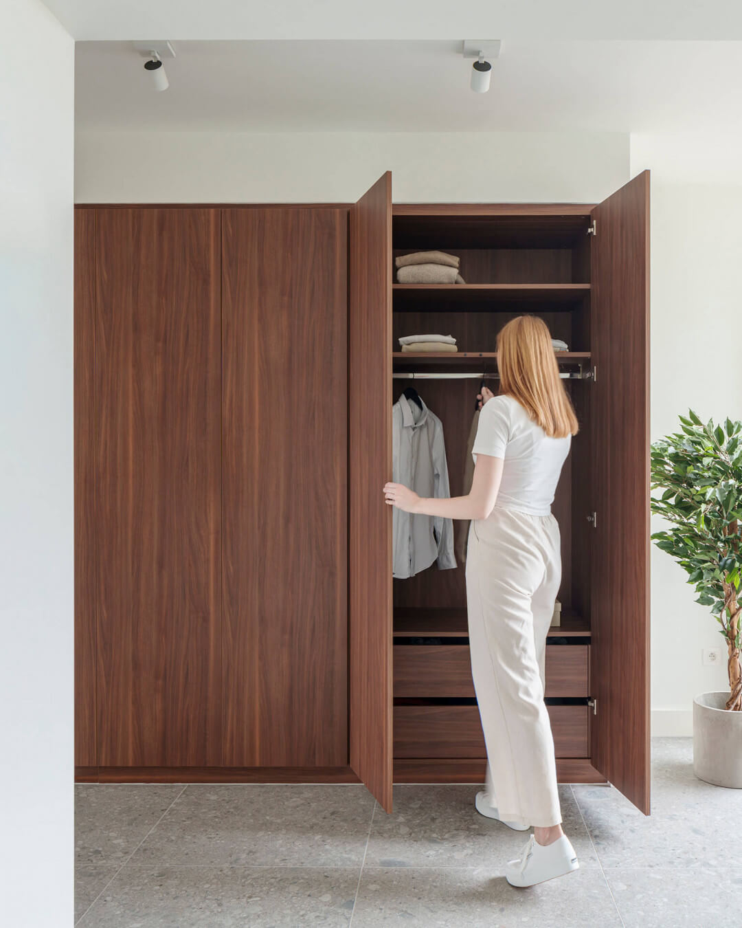 Kleerkast op maat in walnoot houtlook, genaamd Lorenzo Walnut