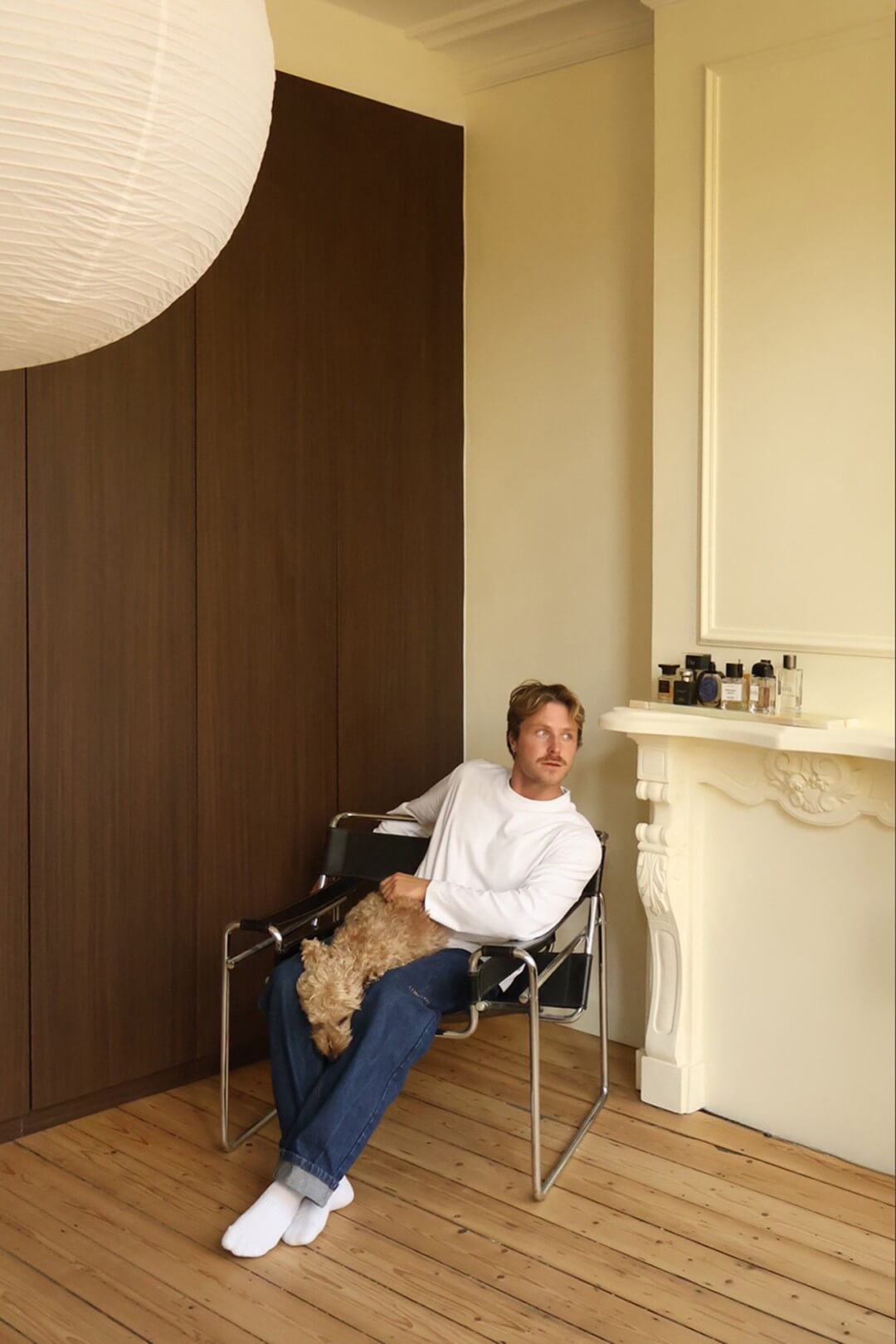 Ruben en Snoet in slaapkamer met op maat gemaakte dressingkast van Maatkasten Online