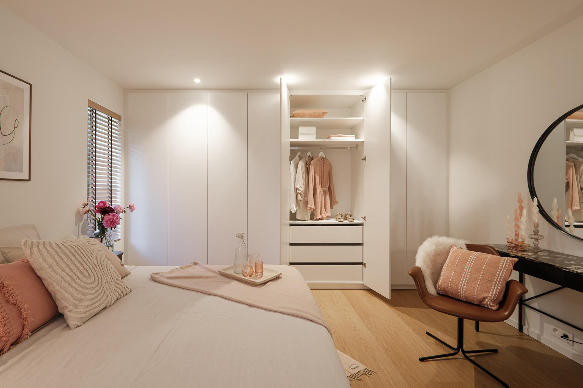 White custom-made closet between two walls from Maatkasten Online