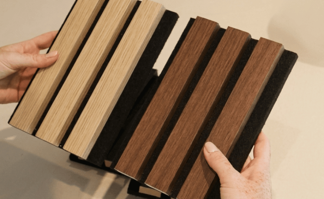 Boutique de panneaux muraux acoustiques avec un exemple derrière l'ordinateur.