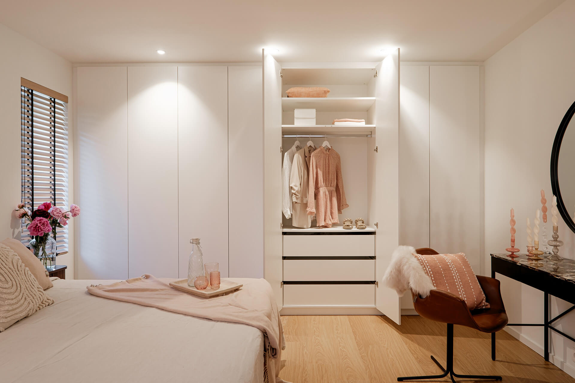 Custom-built built-in dressing room in the Front White color