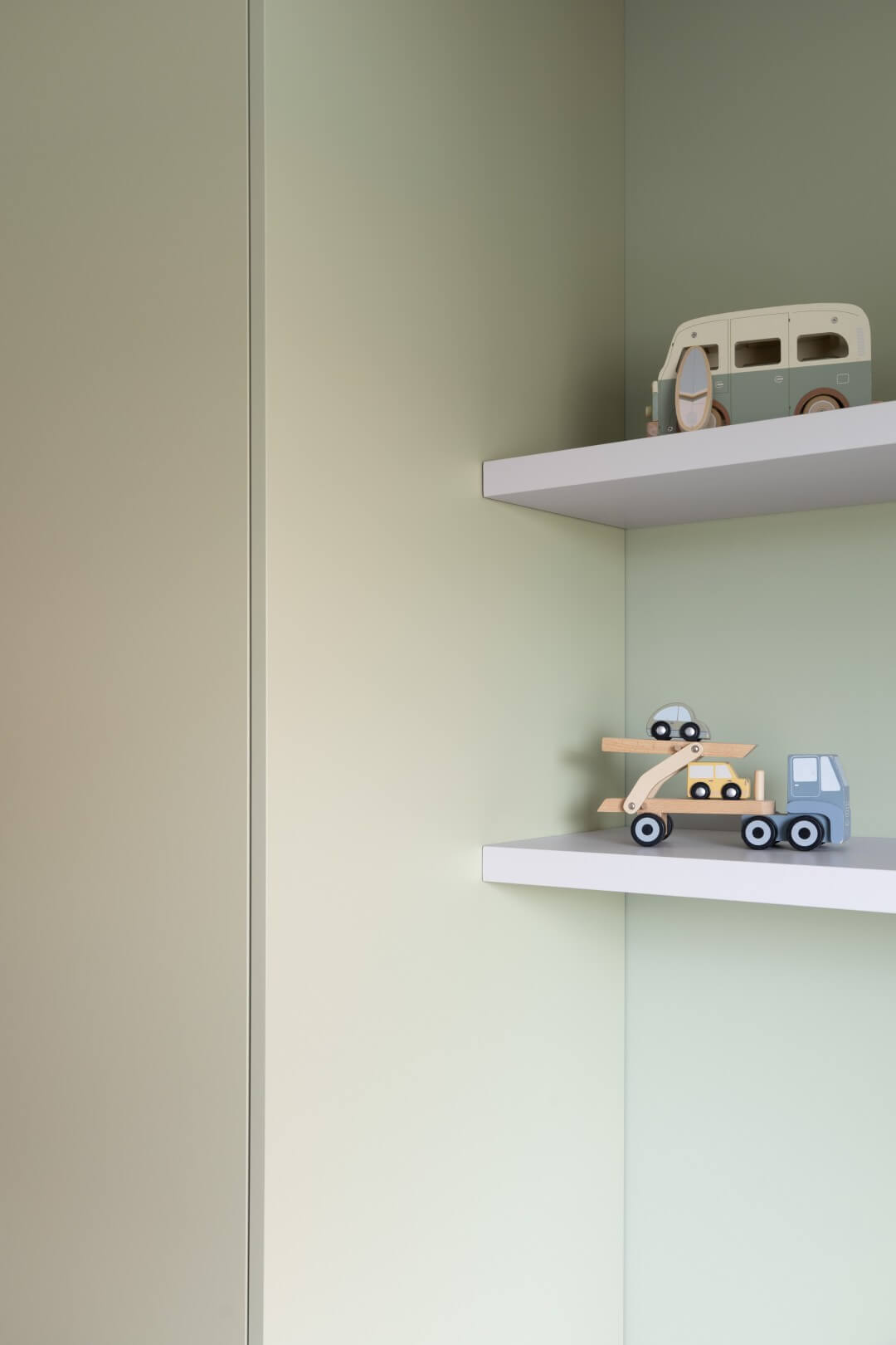Detailshot van kledingkast in kinderkamer in de groene kleur Natural Sage