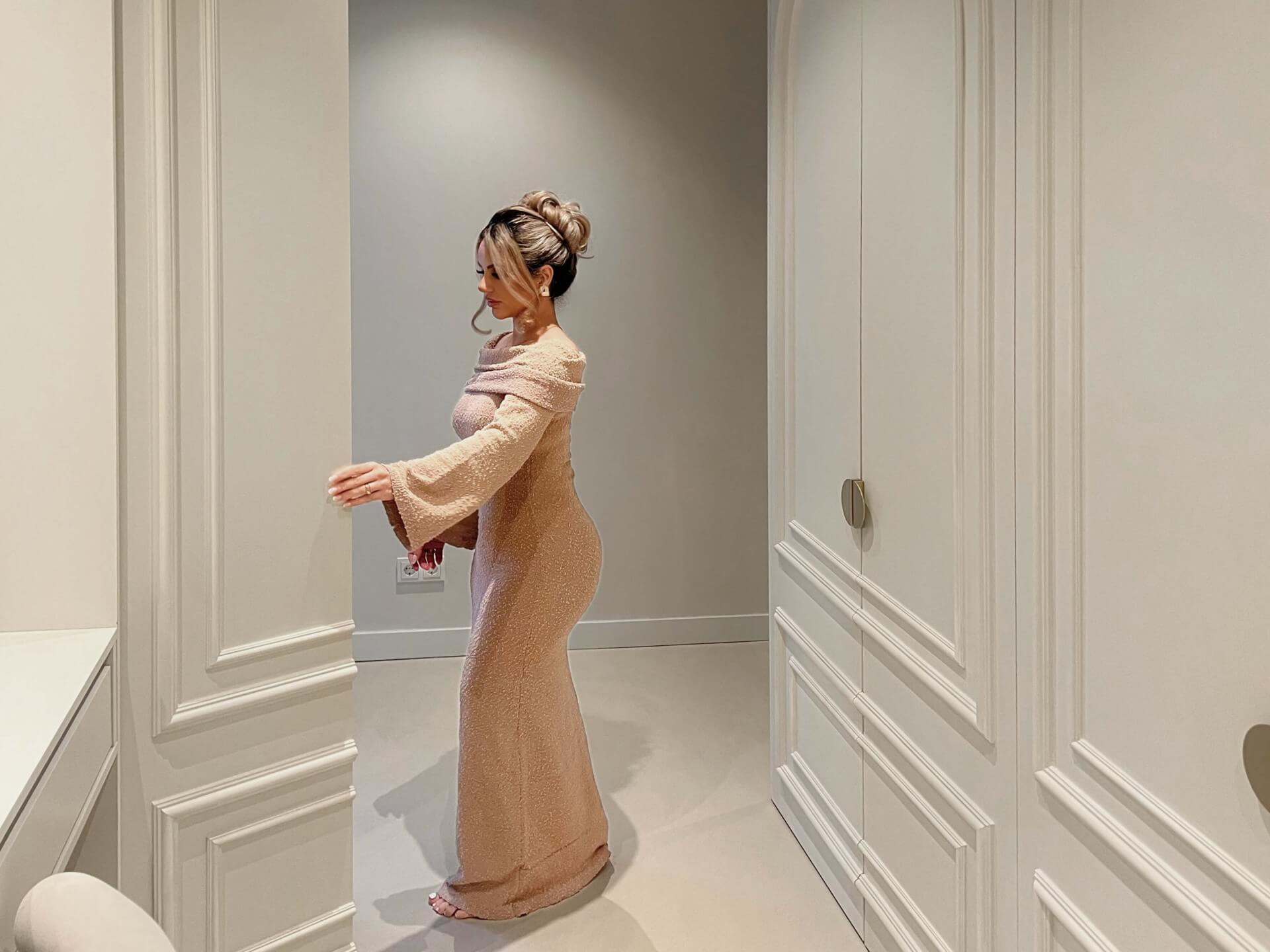 Armine Isajan in her made to measure dressing from Maatkasten Online with ornamental details