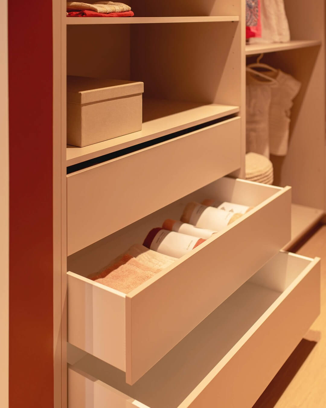 Open walk-in custom dressing at Sundae Huis in Roeselare