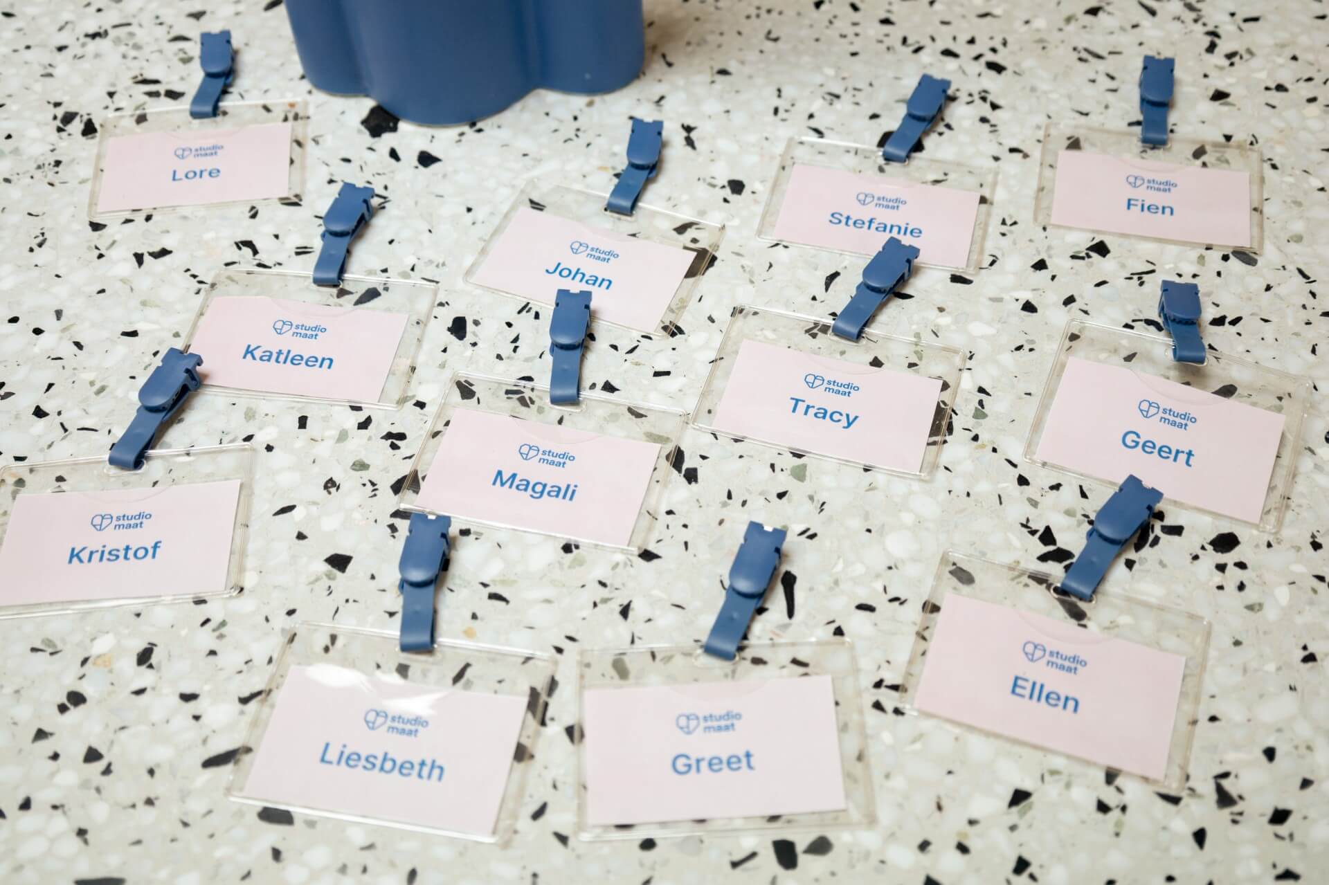Naamkaartjes van de deelnemers liggen uitgestald op tafel