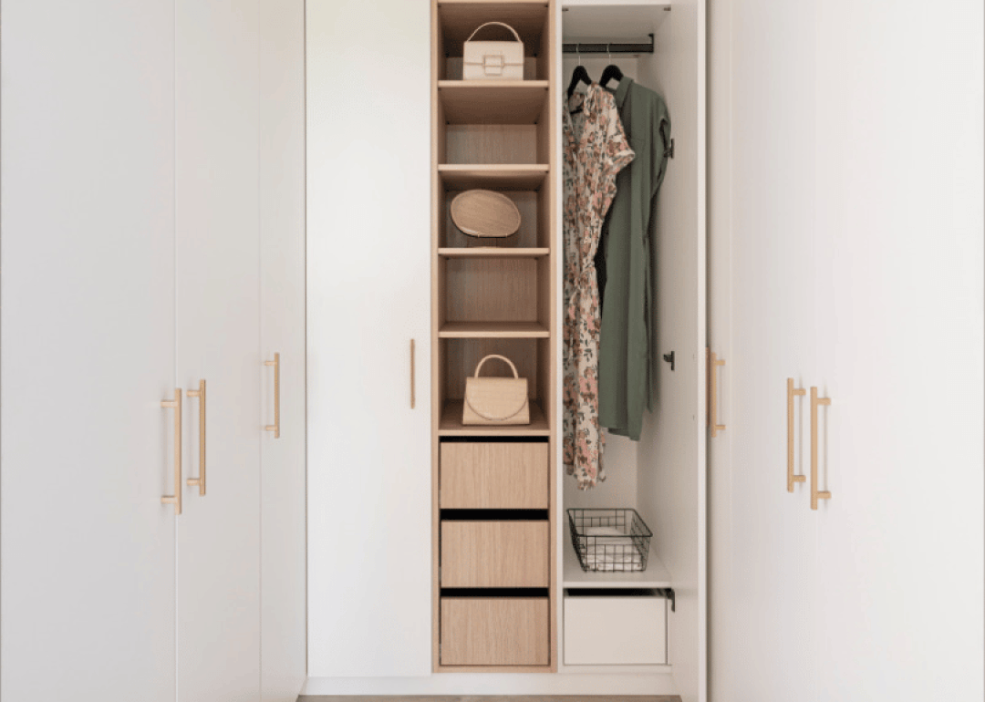 Hoekkast in u-vorm in de kleur Front White met T Diamond handgrepen en open vak in Essential Oak Naturel