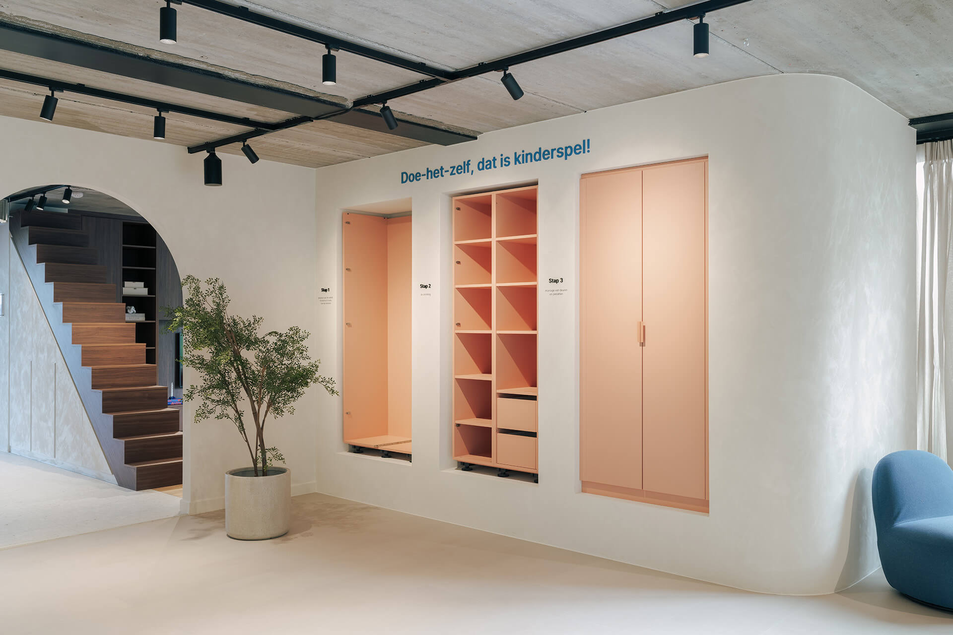 Inbouwkasten en tv-meubel op maat te zien in de showroom van Maatkasten Online