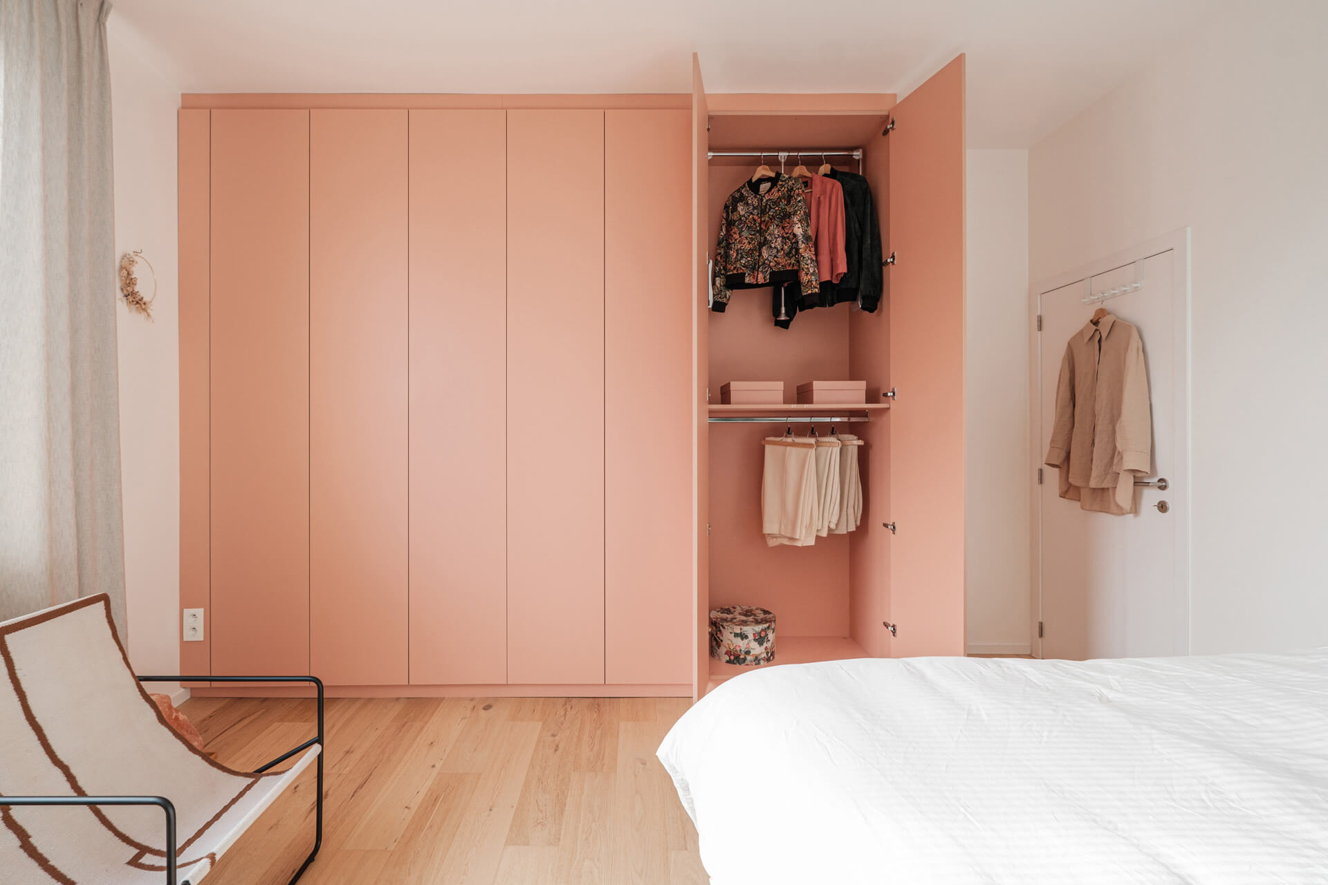 Custom bedroom wardrobe in the color 'Dusty Coral'