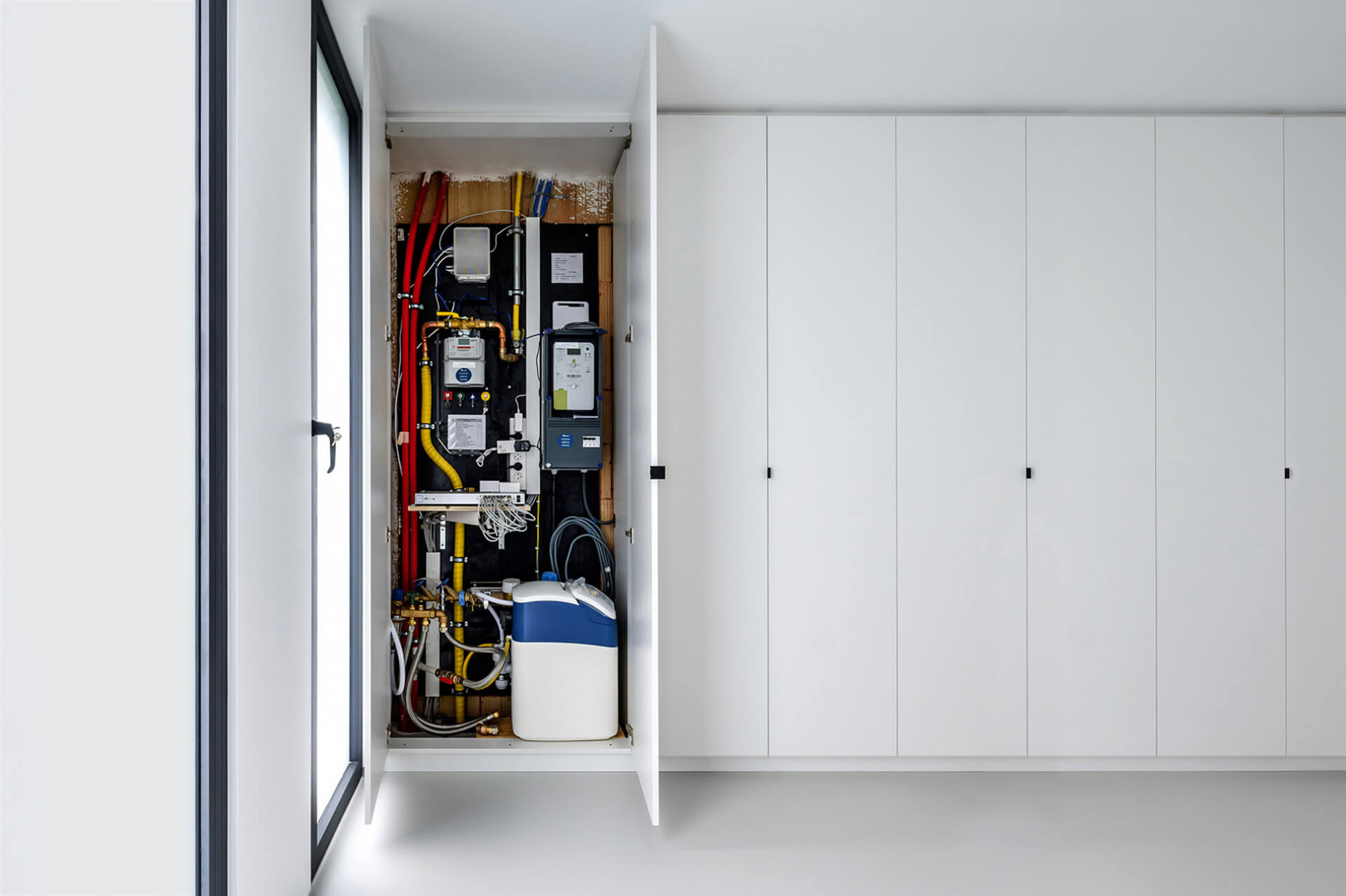 Transporting technical installations with a custom-made cabinet