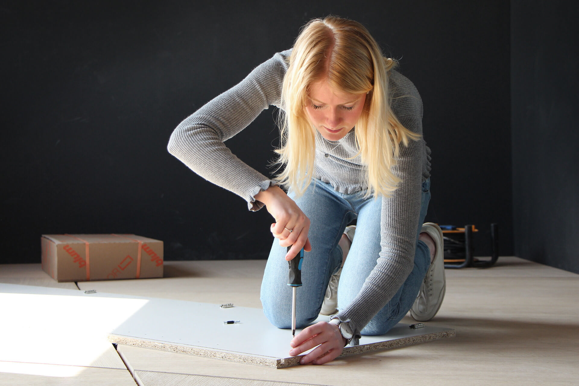 Maatkasten Online team at an assembled made-to-measure cupboard