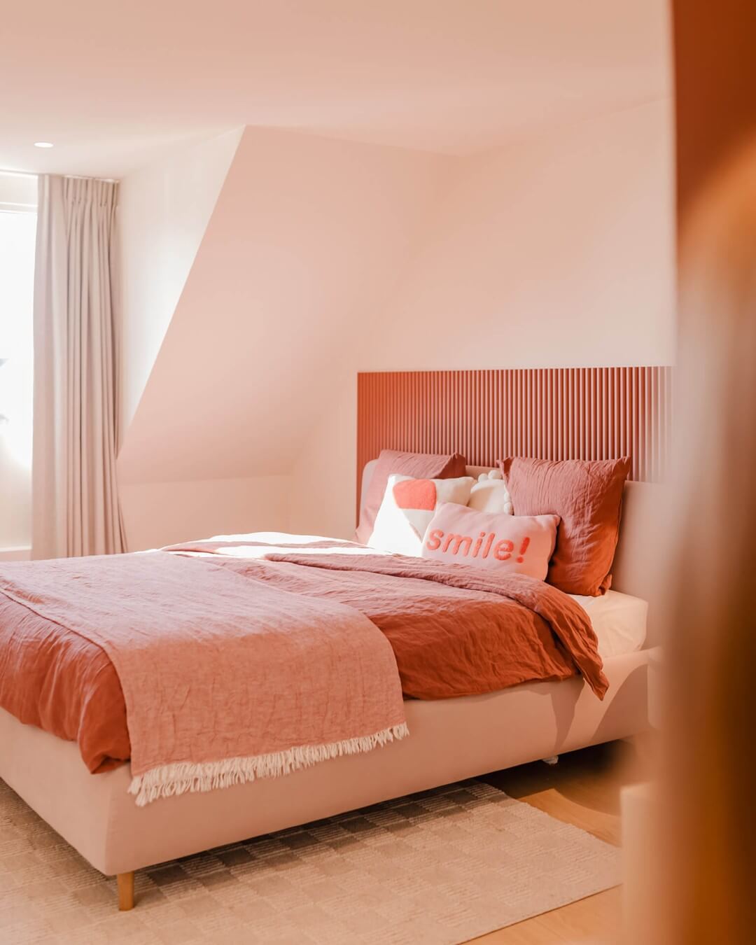 Ibiza-style bedroom at the Sundae Huis in Roeselare
