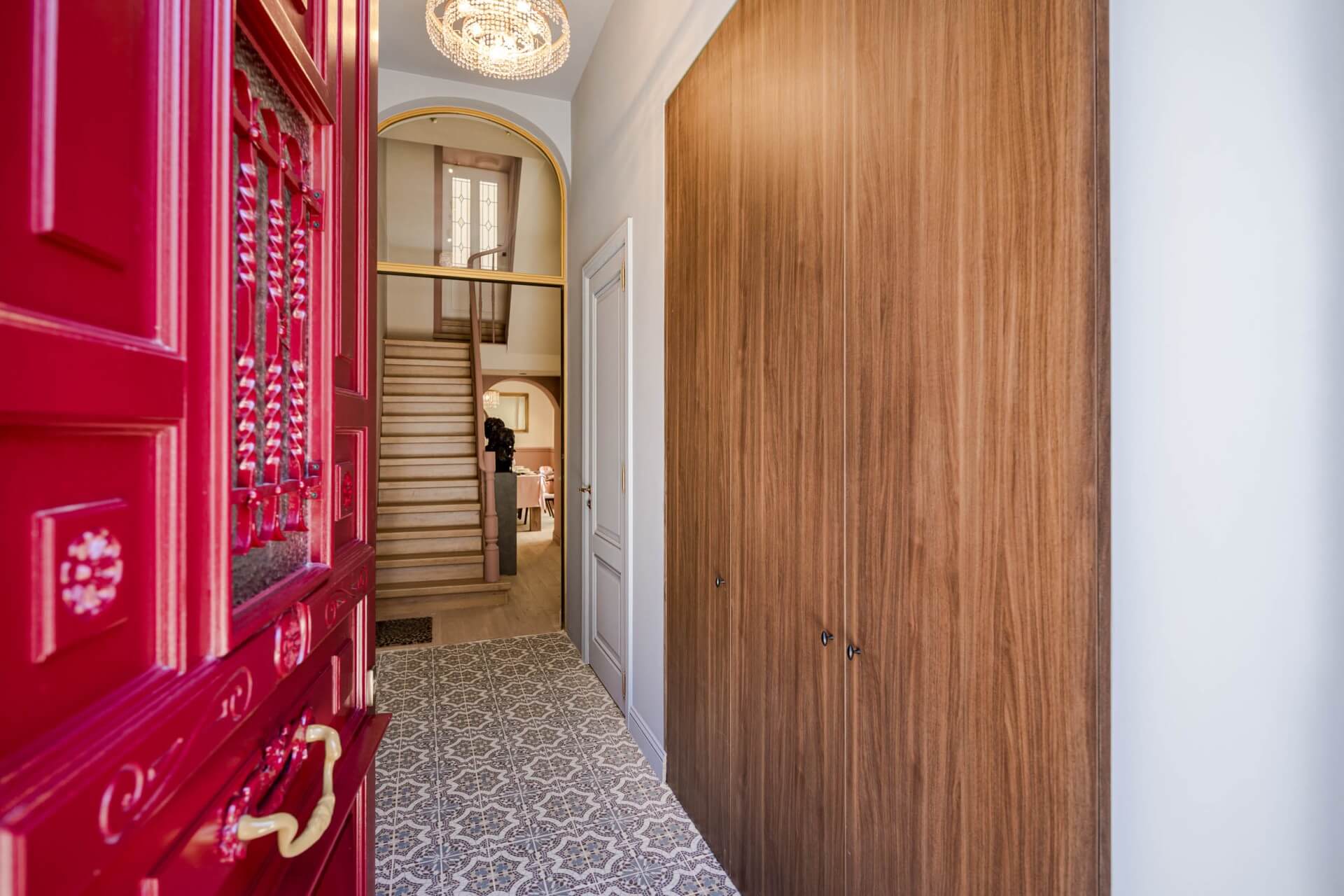 Huis Gemaakt vestiairekast op maat in Lorenzo Walnut inkomhal met rode voordeur