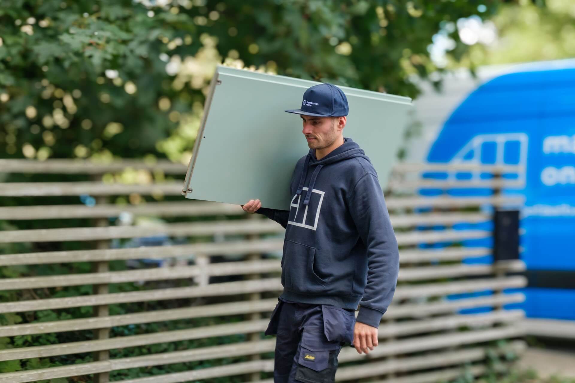 Medewerker van Maatkasten Online lost de panelen bij levering aan huis