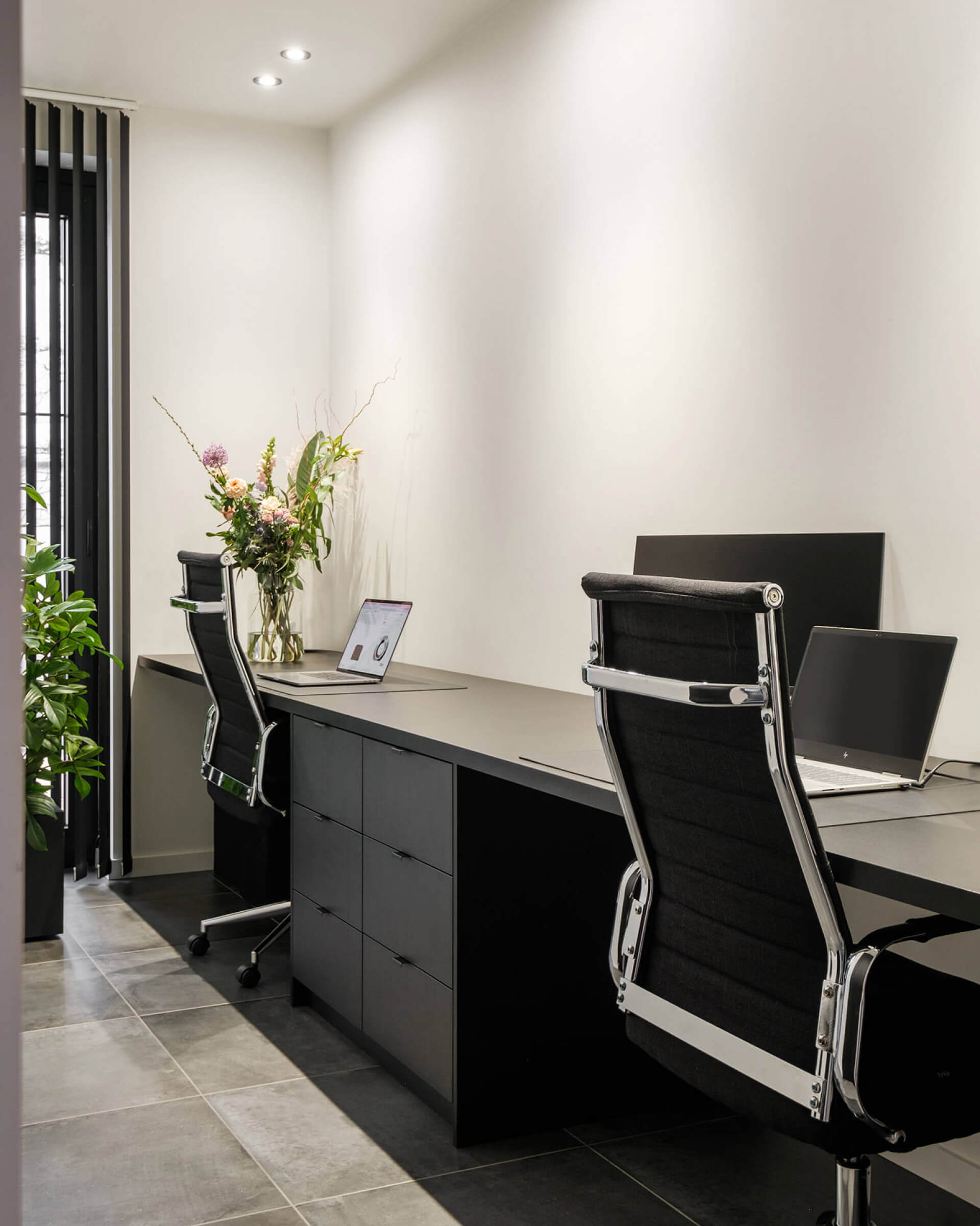 Bureau op maat in Elegant Black met de zwarte Mini Pure handgrepen 