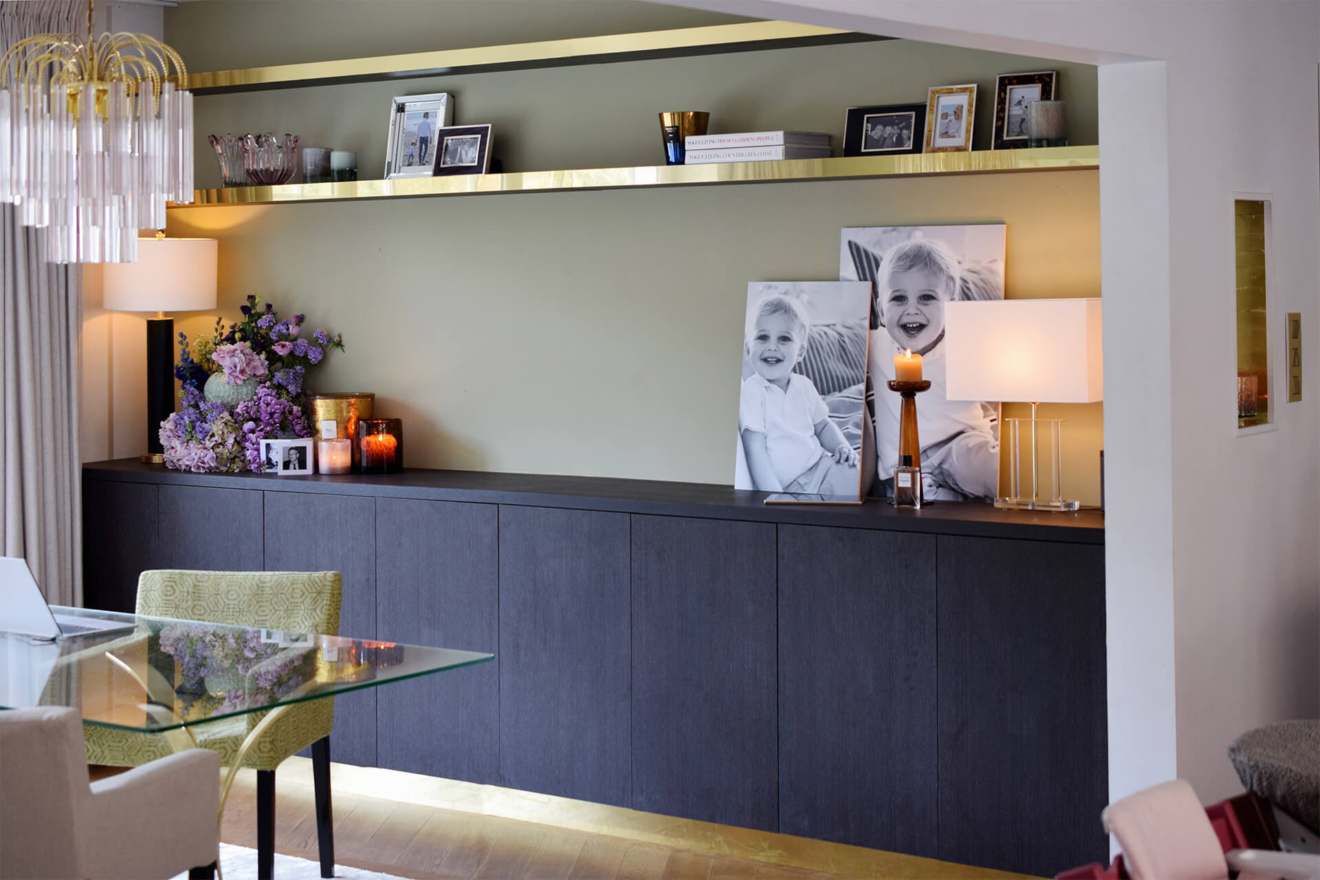 Integrated cabinet in livingroom by maatkastenonline