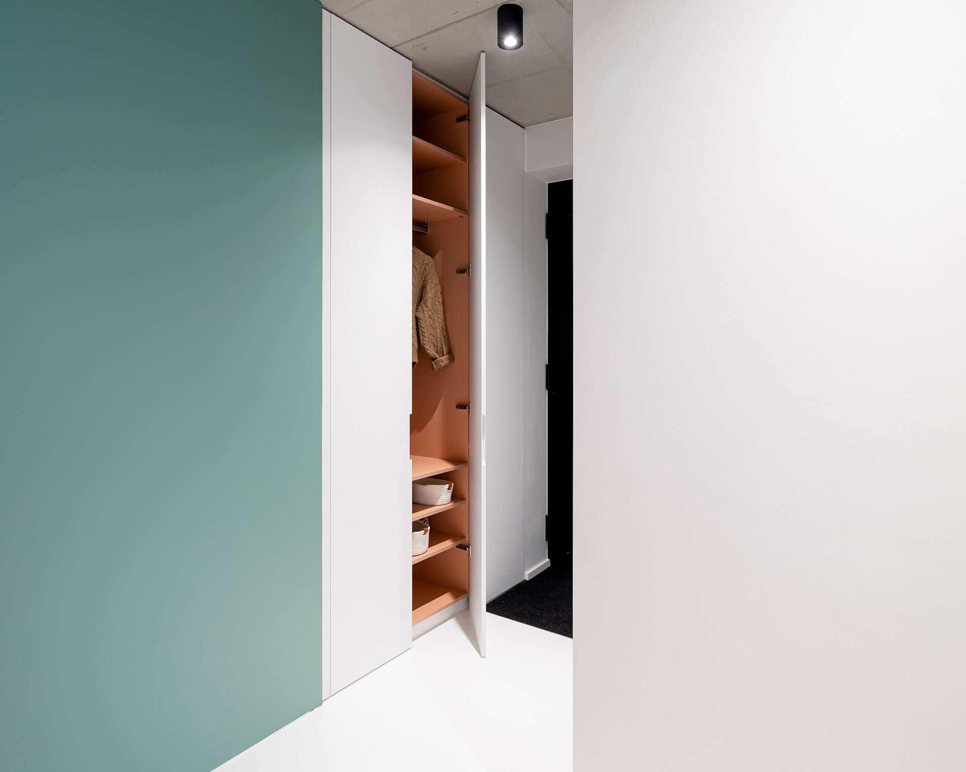 Made-to-measure wardrobe with short recessed handle 
