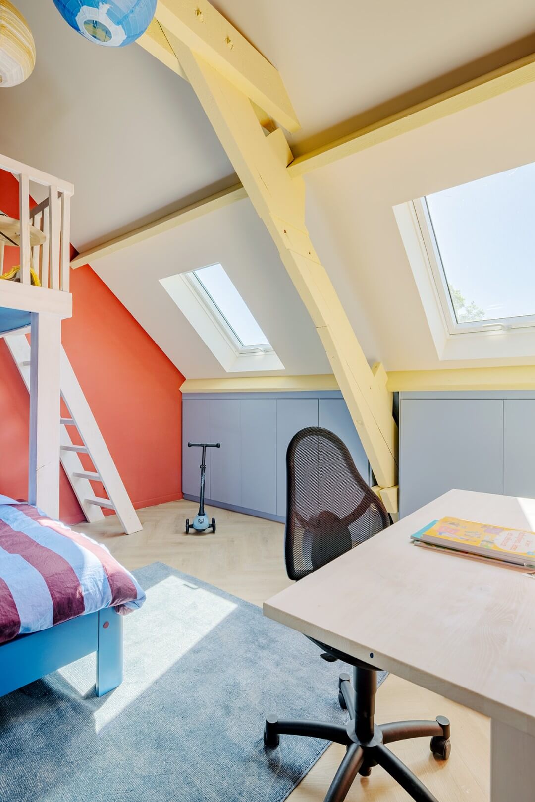 Kinderkamer deelnemers Kessel VTM programma Huis Gemaakt knieschotkast lage kast onder schuin dak in Silver Blue met geel-geschilderde houten balken