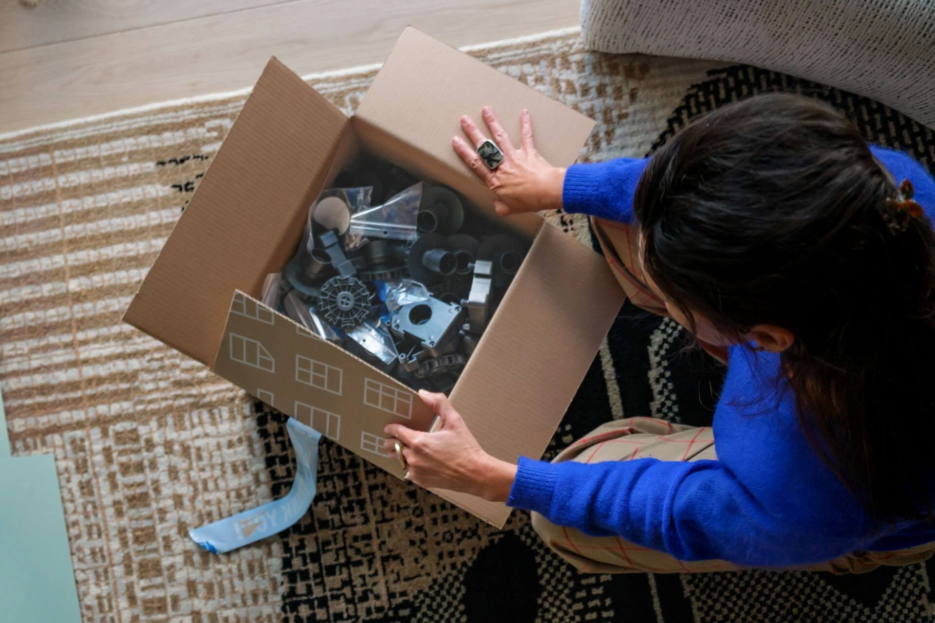 Klant opent de onderdelendoos voor haar maatkast