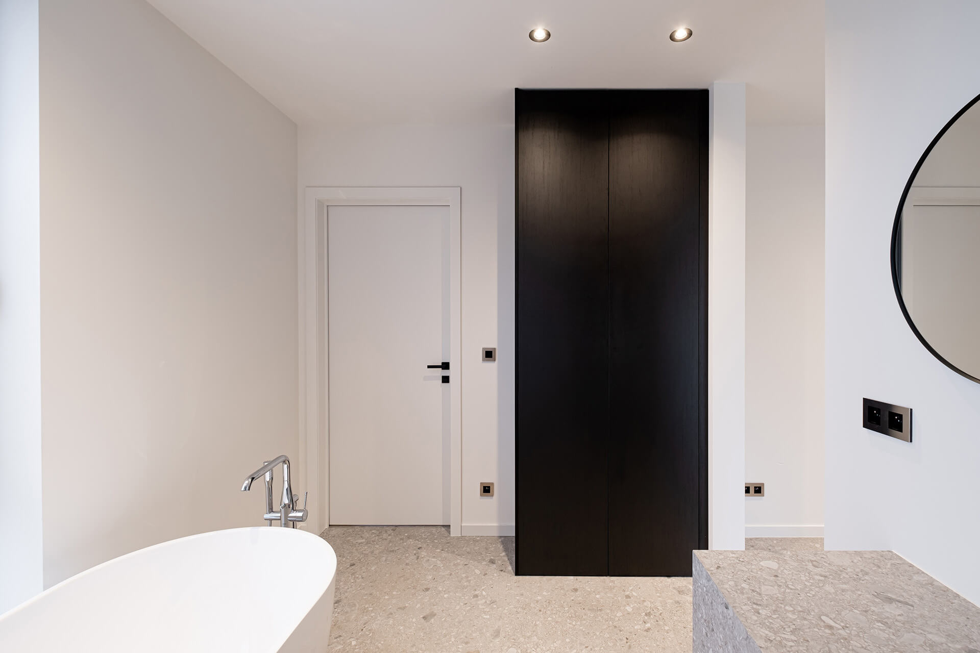 Black bespoke bathroom cabinet in Elegant Black, from maatkastenonline
