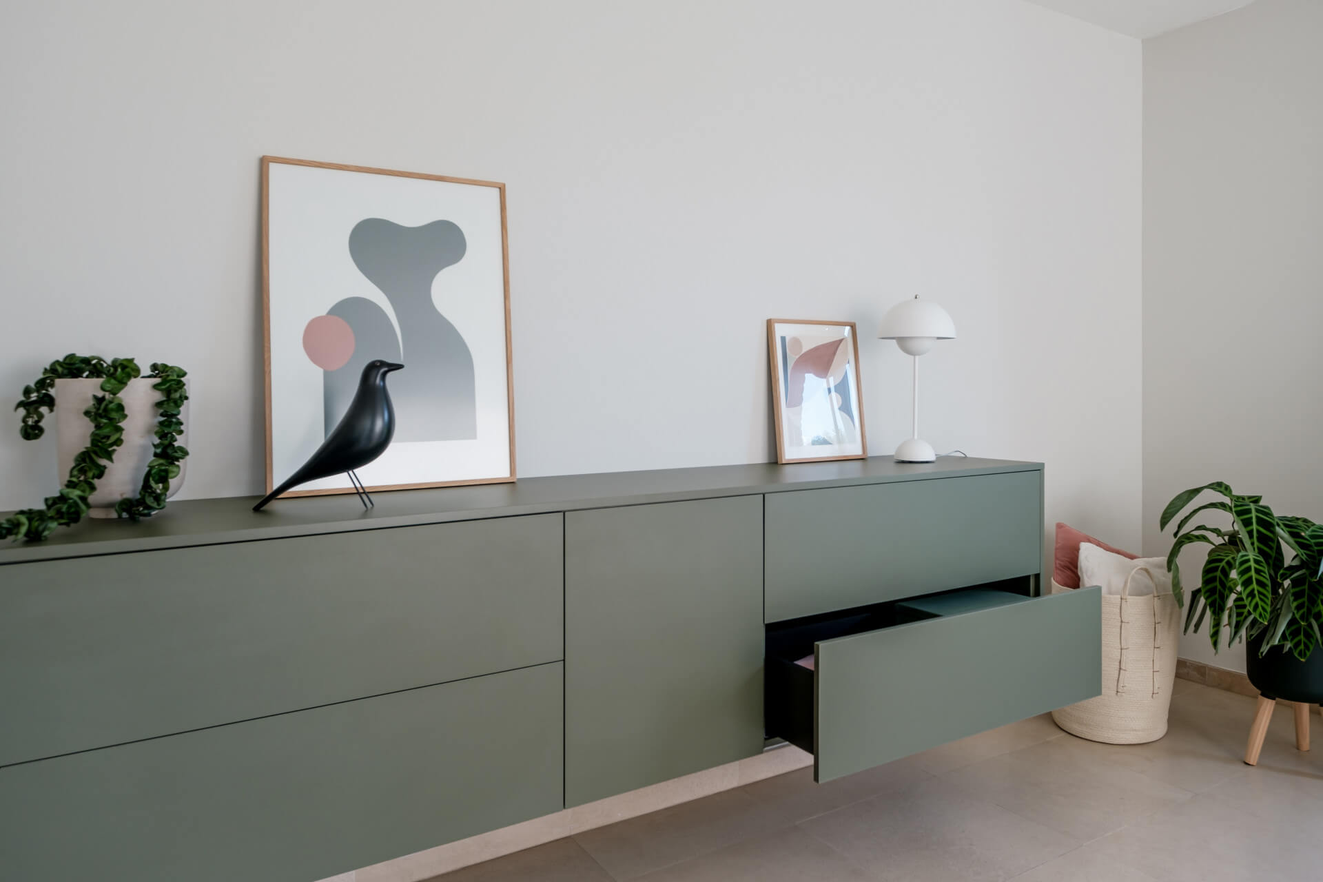 floating chest of drawers in green integrated in the livingroom