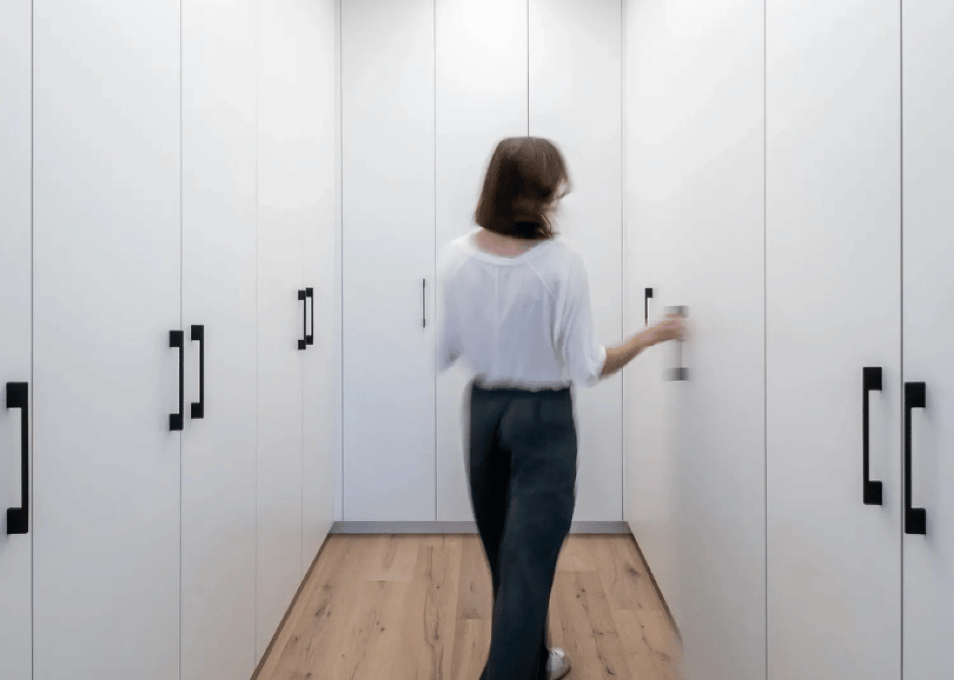 u-kast in twee hoeken vormen een inloopkast in Front White