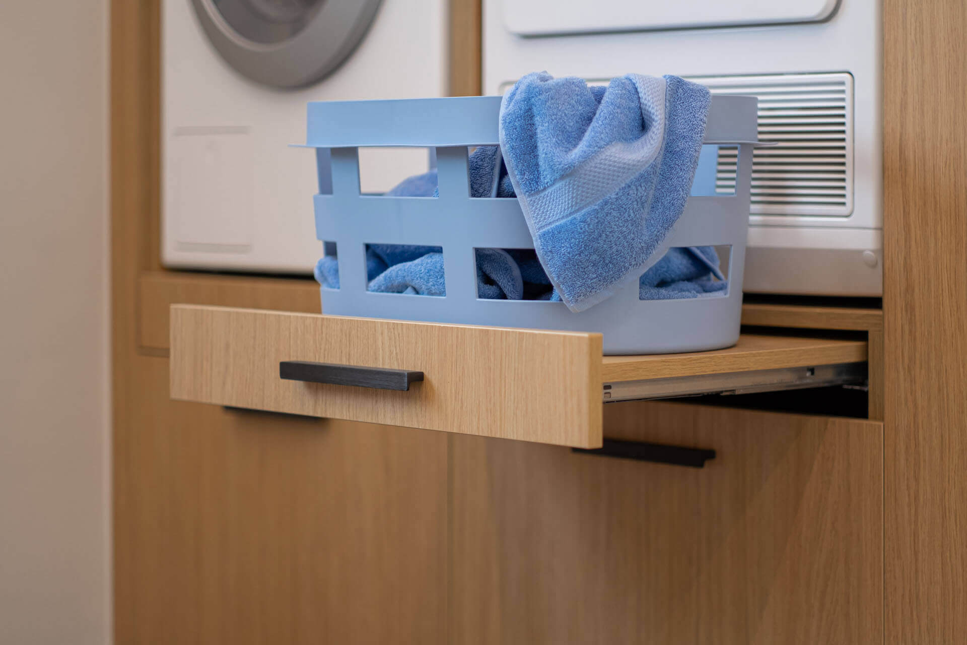 Plateau coulissant pour armoire à machine à laver