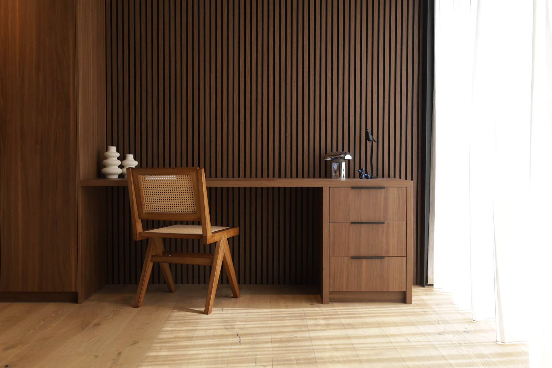 Ingebouwde bureaukast op maat in Lorenzo Walnut met opbergkast in Lorenzo Walnut