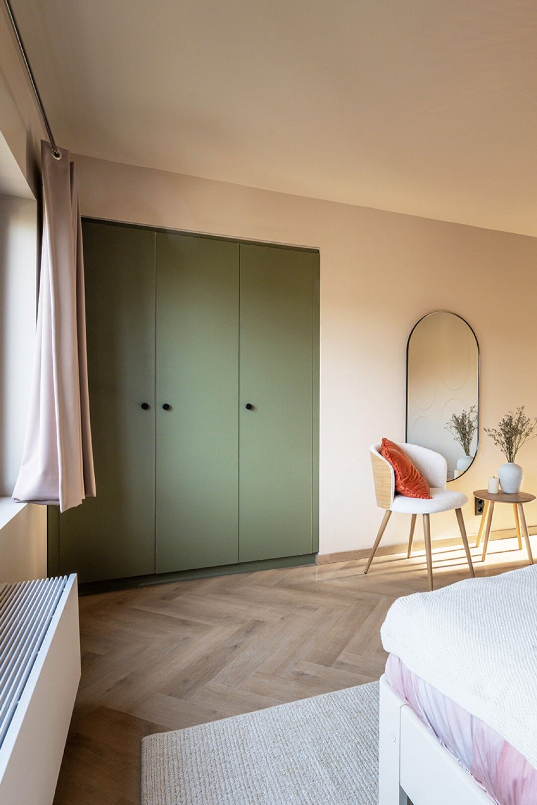 Slaapkamer deelnemers Langdorp VTM programma Huis Gemaakt ingebouwde dressingkast in green Shadow met zwarte Button handgrepen 