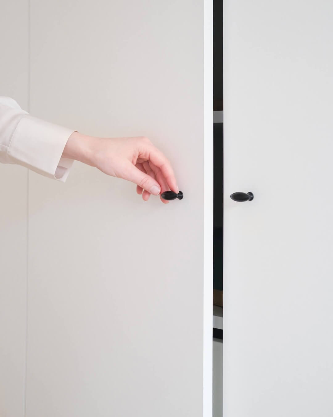 Olive handles on custom walk-in wardrobe at Sundae huis