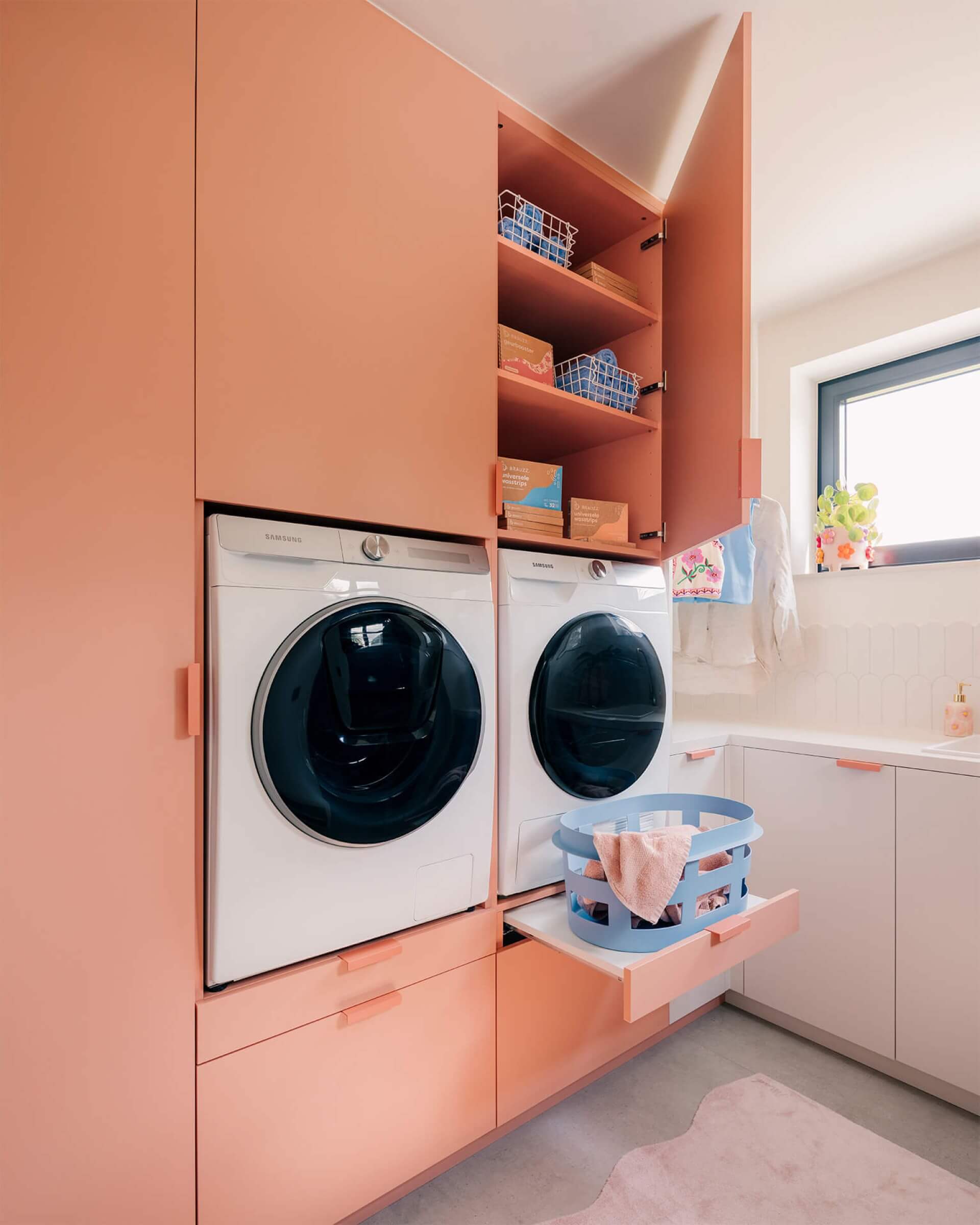Une armoire sur mesure pour vos appareils de lavage dans une buanderie aménagée