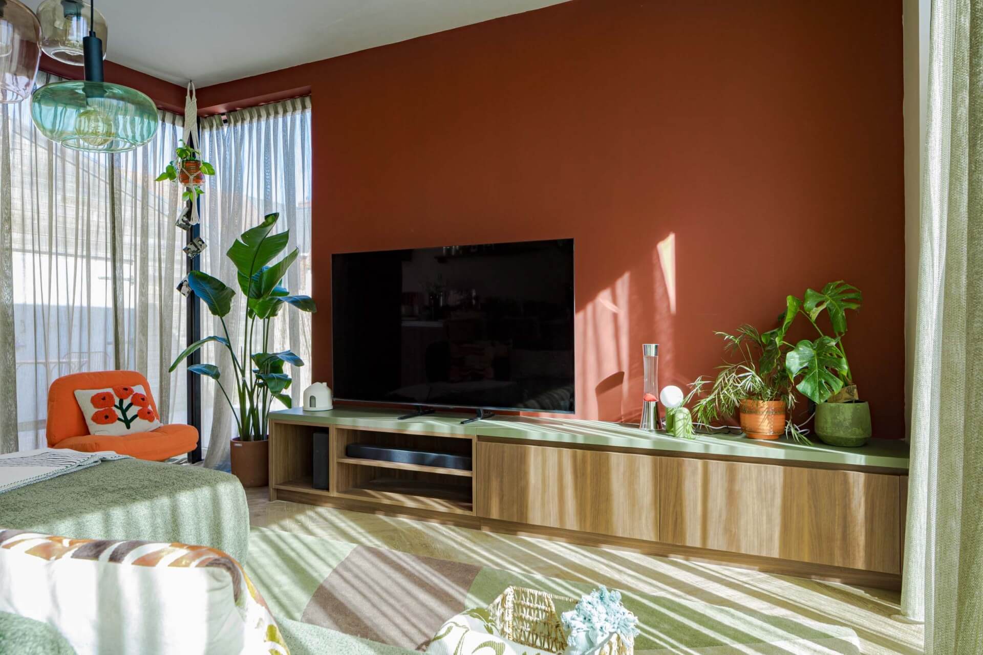 VTM programma Huis Gemaakt deelnemers Wielsbeke tv-meubel op maat in Lorenzo Walnut met Industrial Green bovenblad in lichtrijke leefruimte
