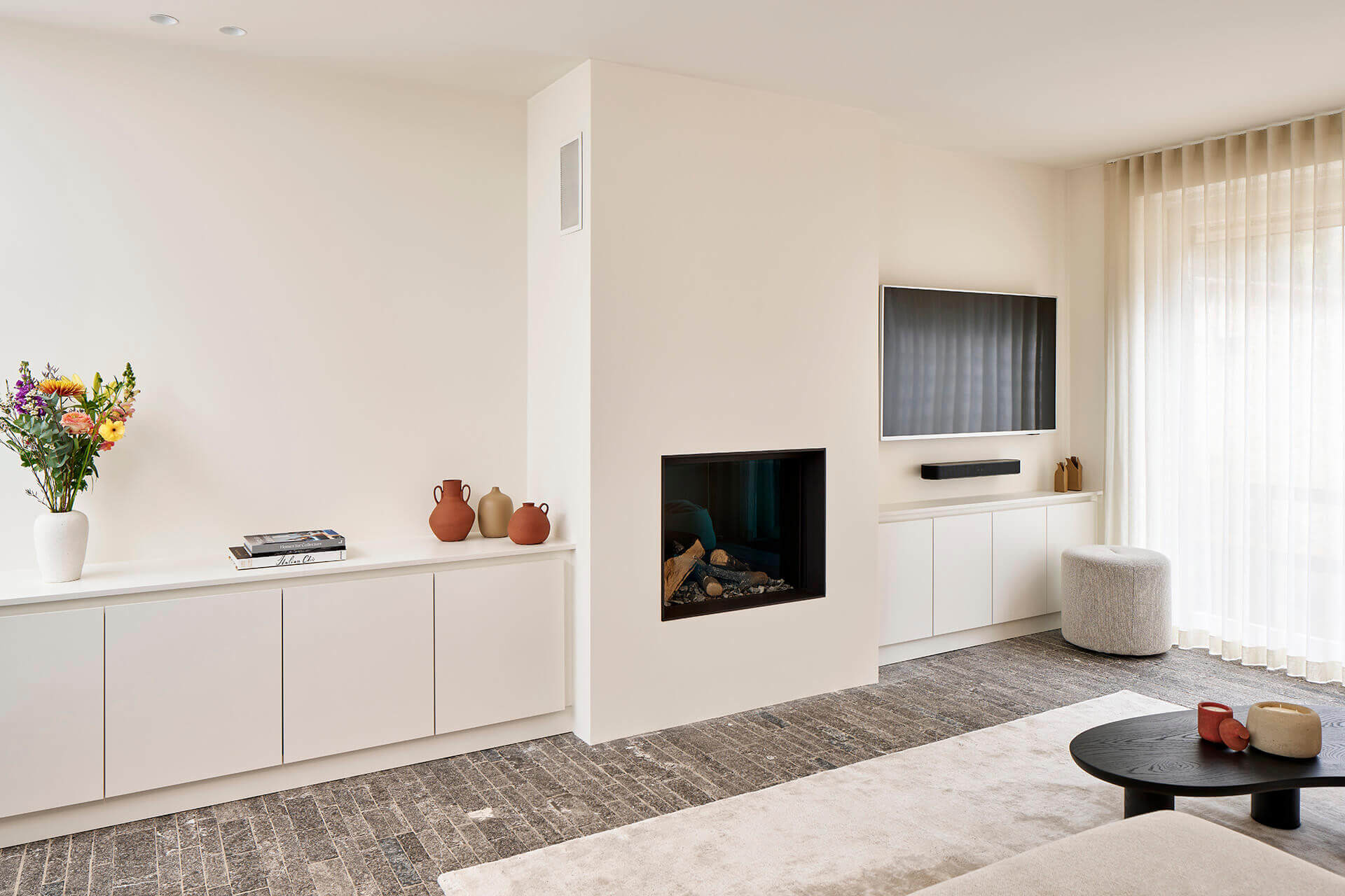 Witte tv kast op maat met greeplijst